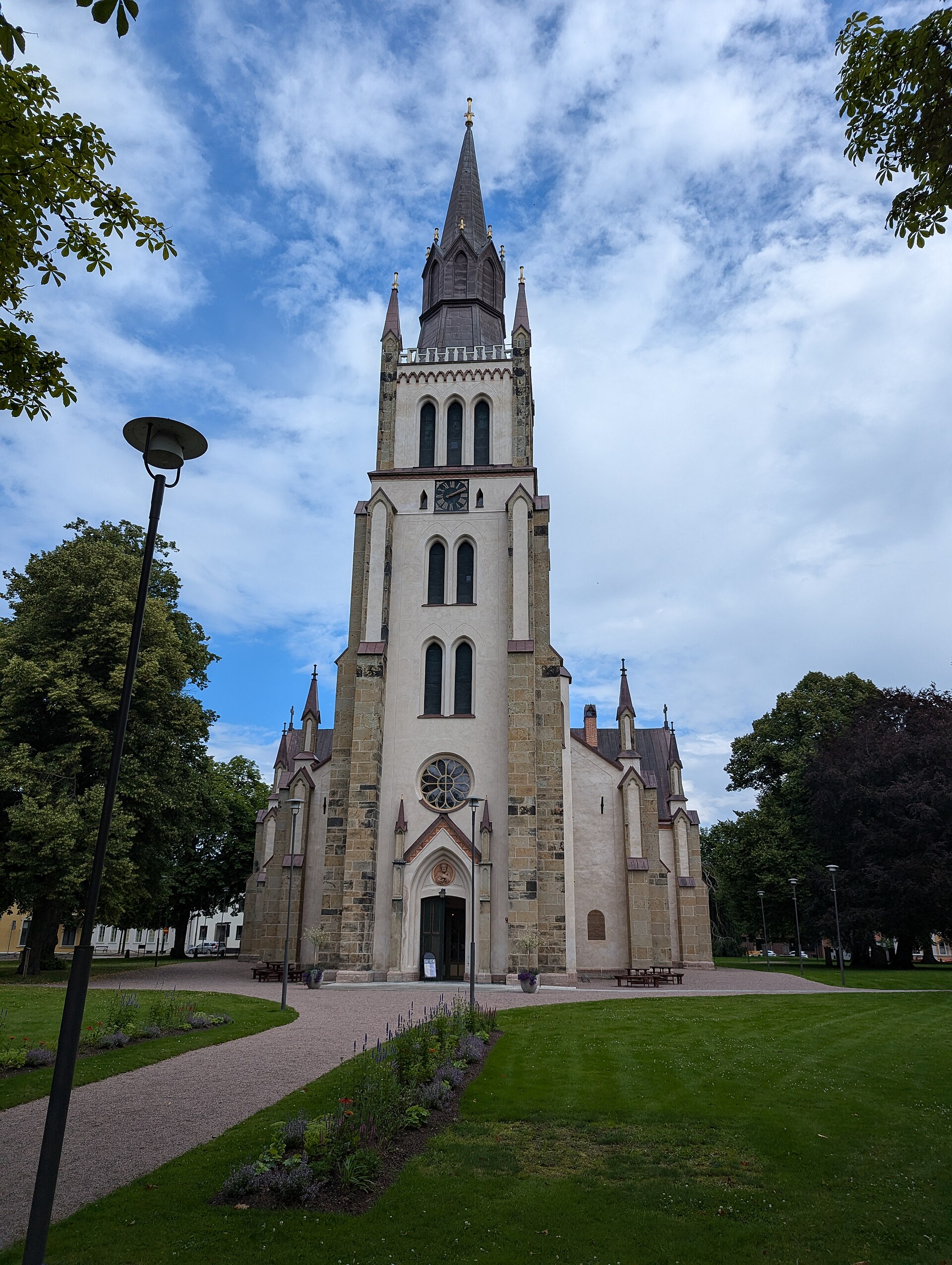 Sankt Nicolai kyrka i Lidköping, tegelkyrka med torn.