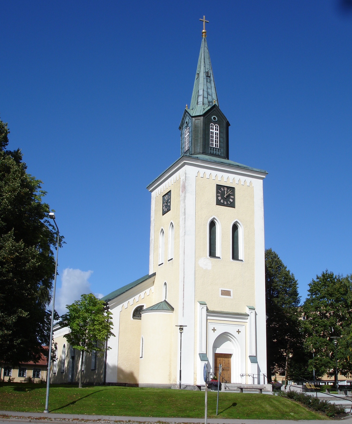 Ljungby kyrka, kyrka med torn mot himlen.