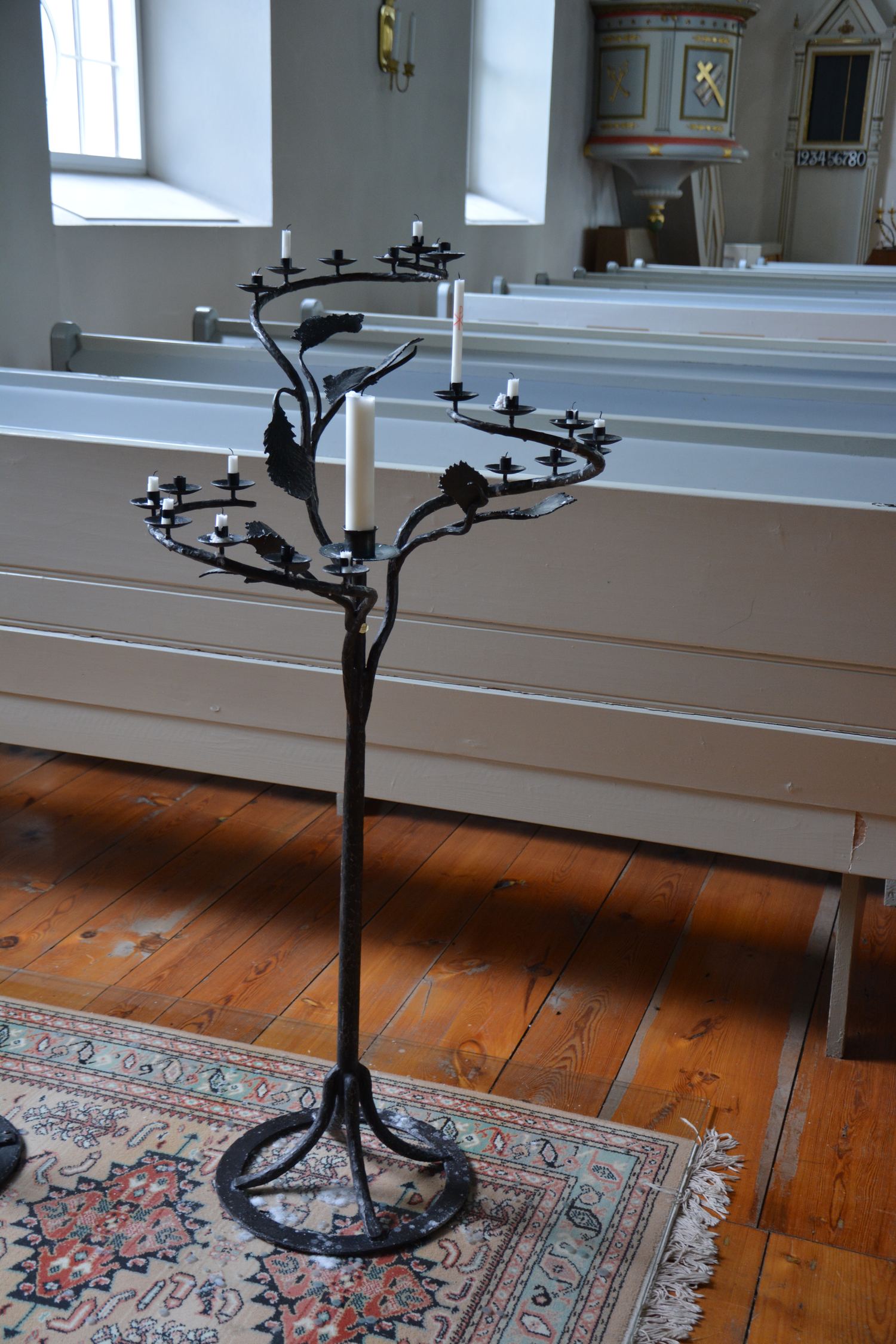 Tända ljus i en ljusbärare, Furuby kyrka.