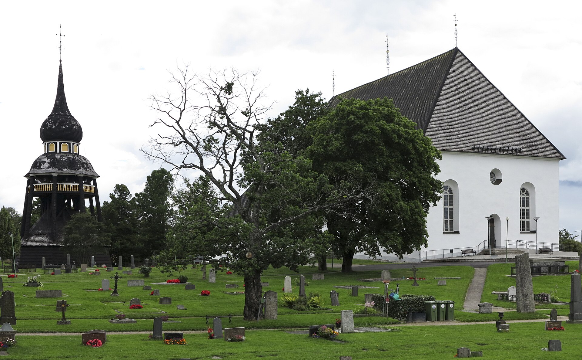 Ljusdals kyrka, stenkyrka med torn mot himlen.