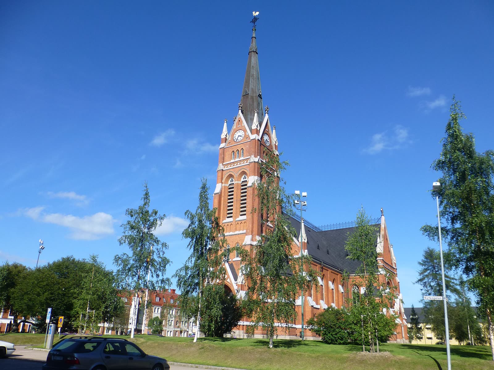 Luleå domkyrka, tegelkyrka med torn.