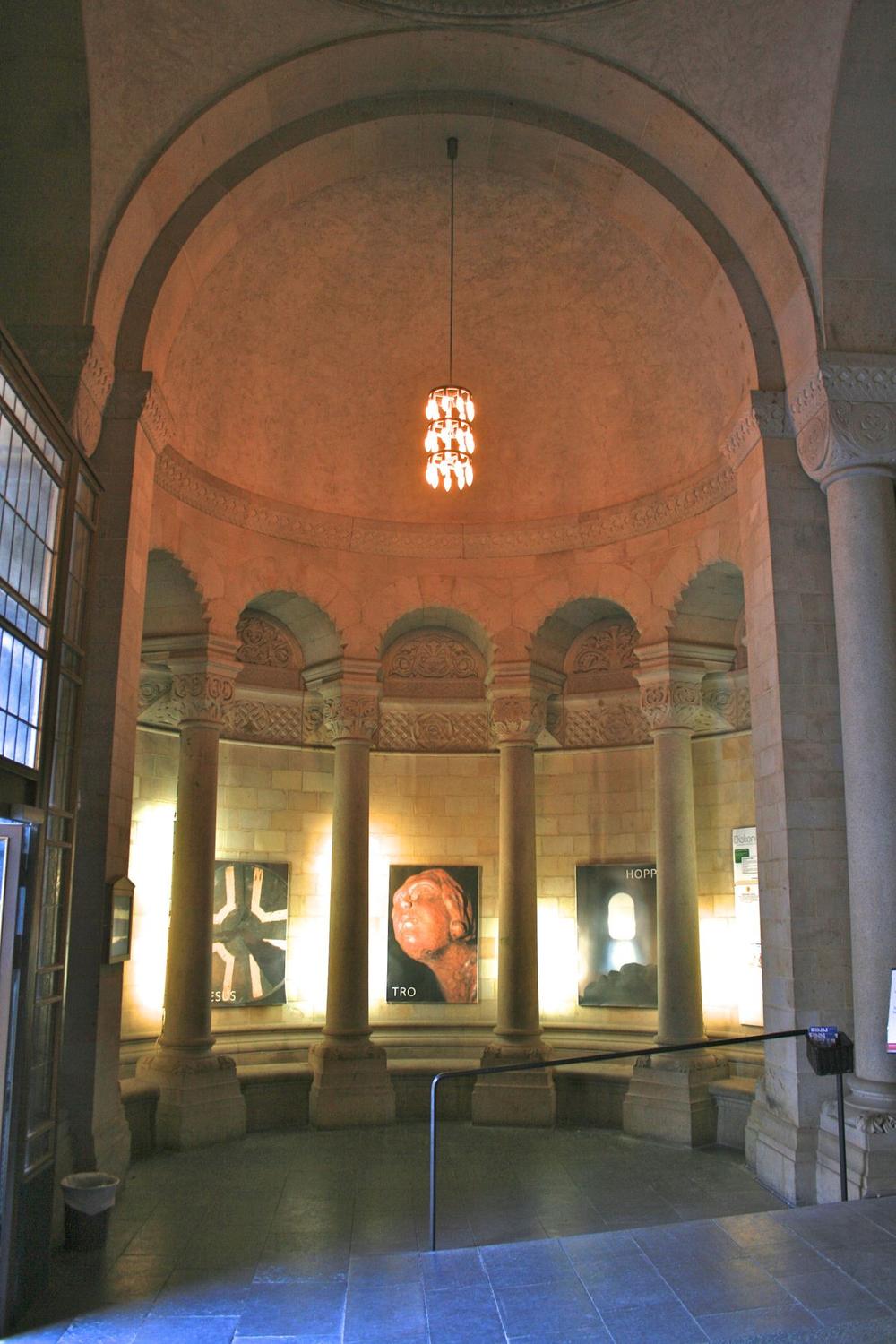 Narthexen i Lunds domkyrka, rundbågar i sandsten.