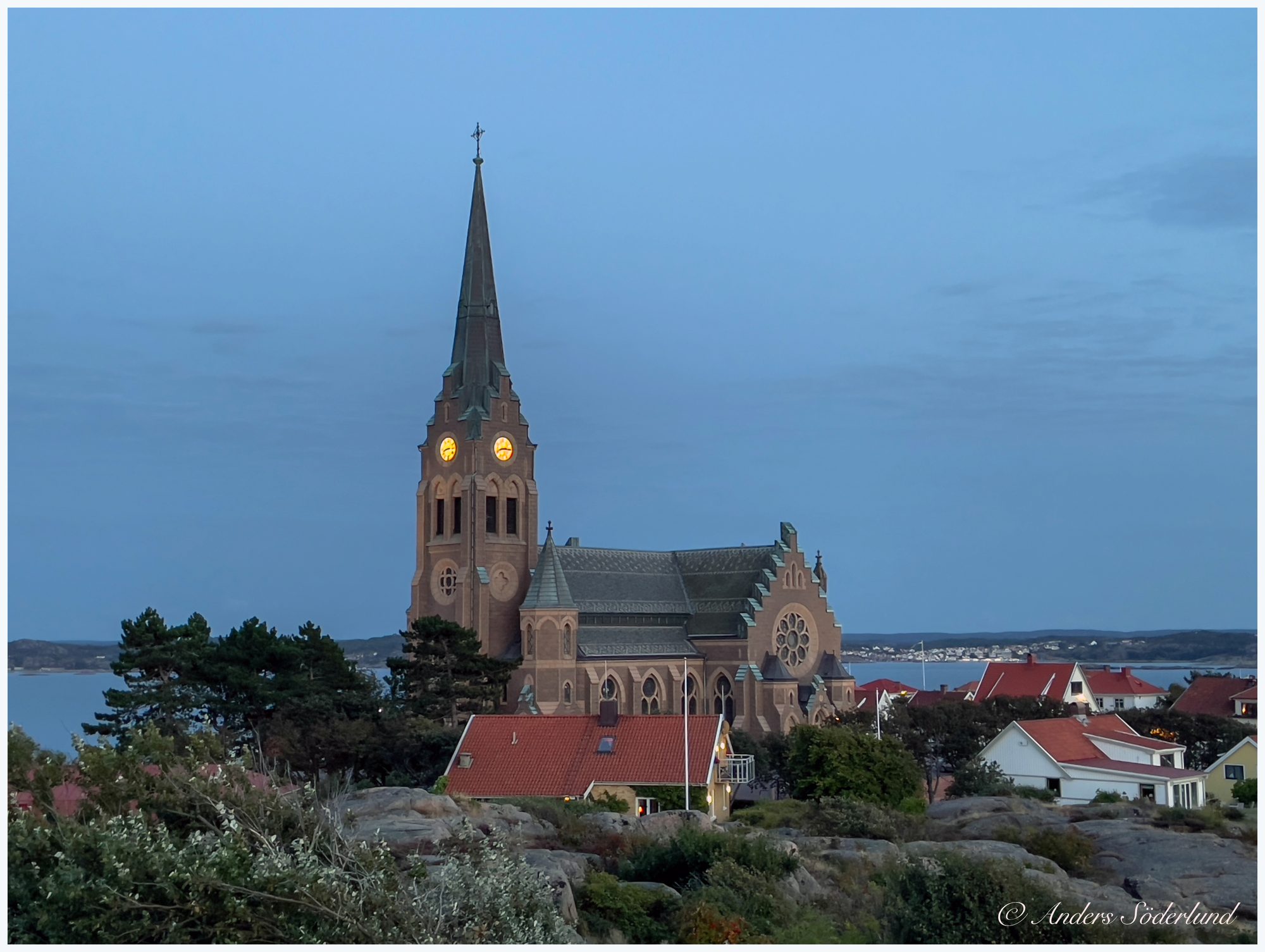 Lysekils kyrka, tegelkyrka med torn mot septemberhimmel.