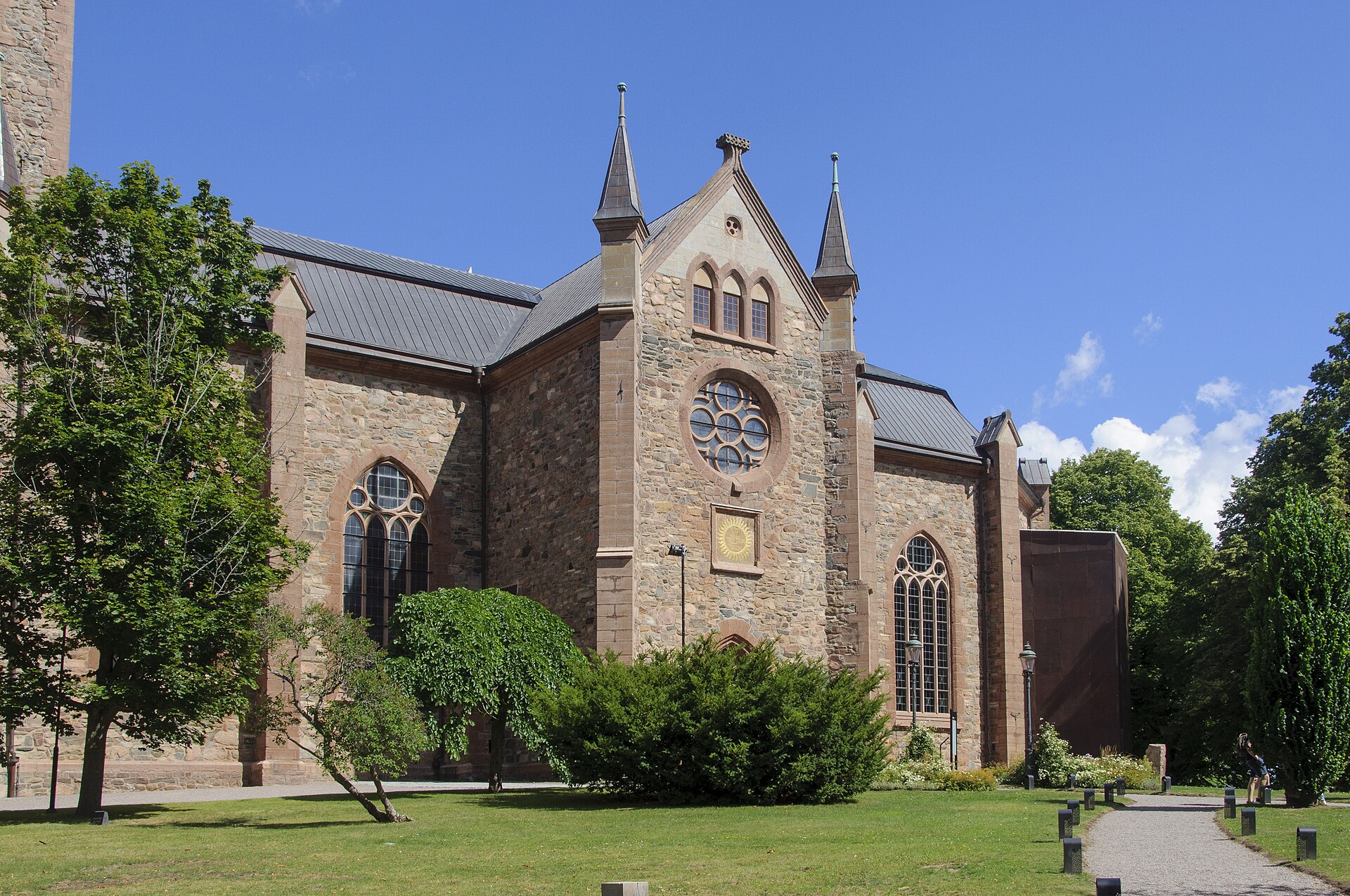 Mariestads domkyrka, stenkyrka mot sommarhimmel.