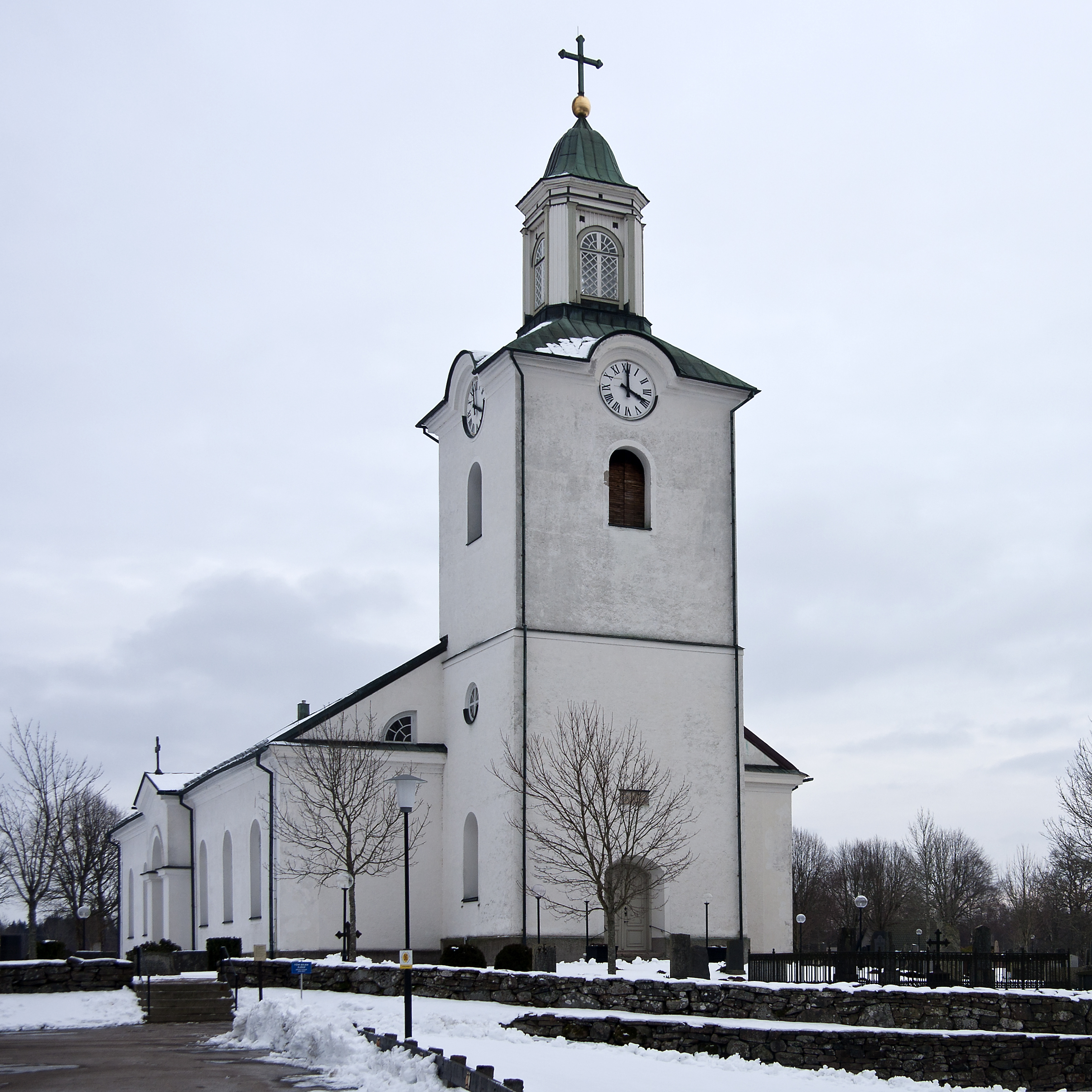 Markaryds kyrka, stenkyrka med torn.