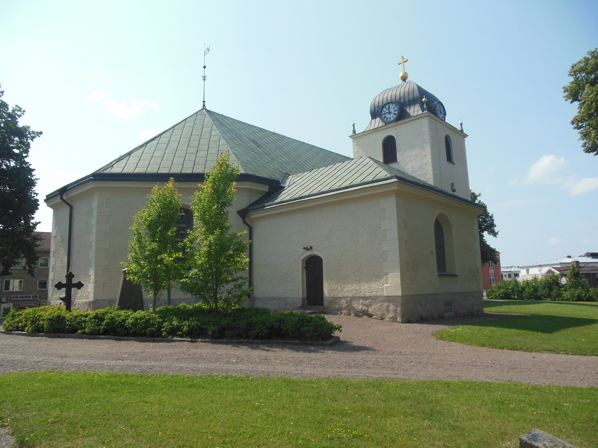 Mjölby kyrka, kyrka med torn mot himlen.