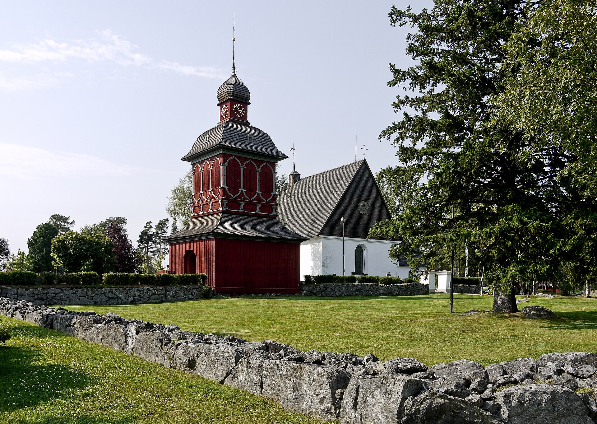 Nordmalings kyrka, stenkyrka med torn.