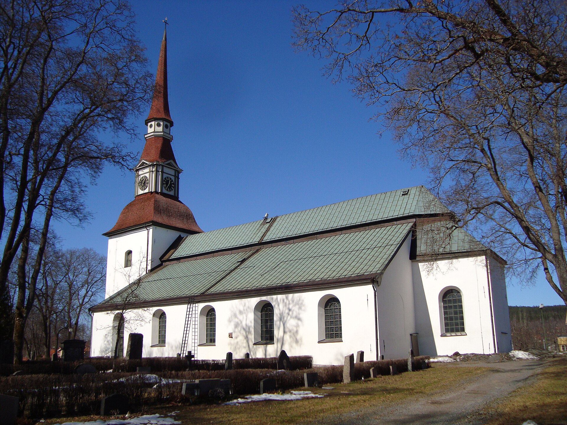 Norrbärke kyrka i Smedjebacken, vit kyrka med torn.