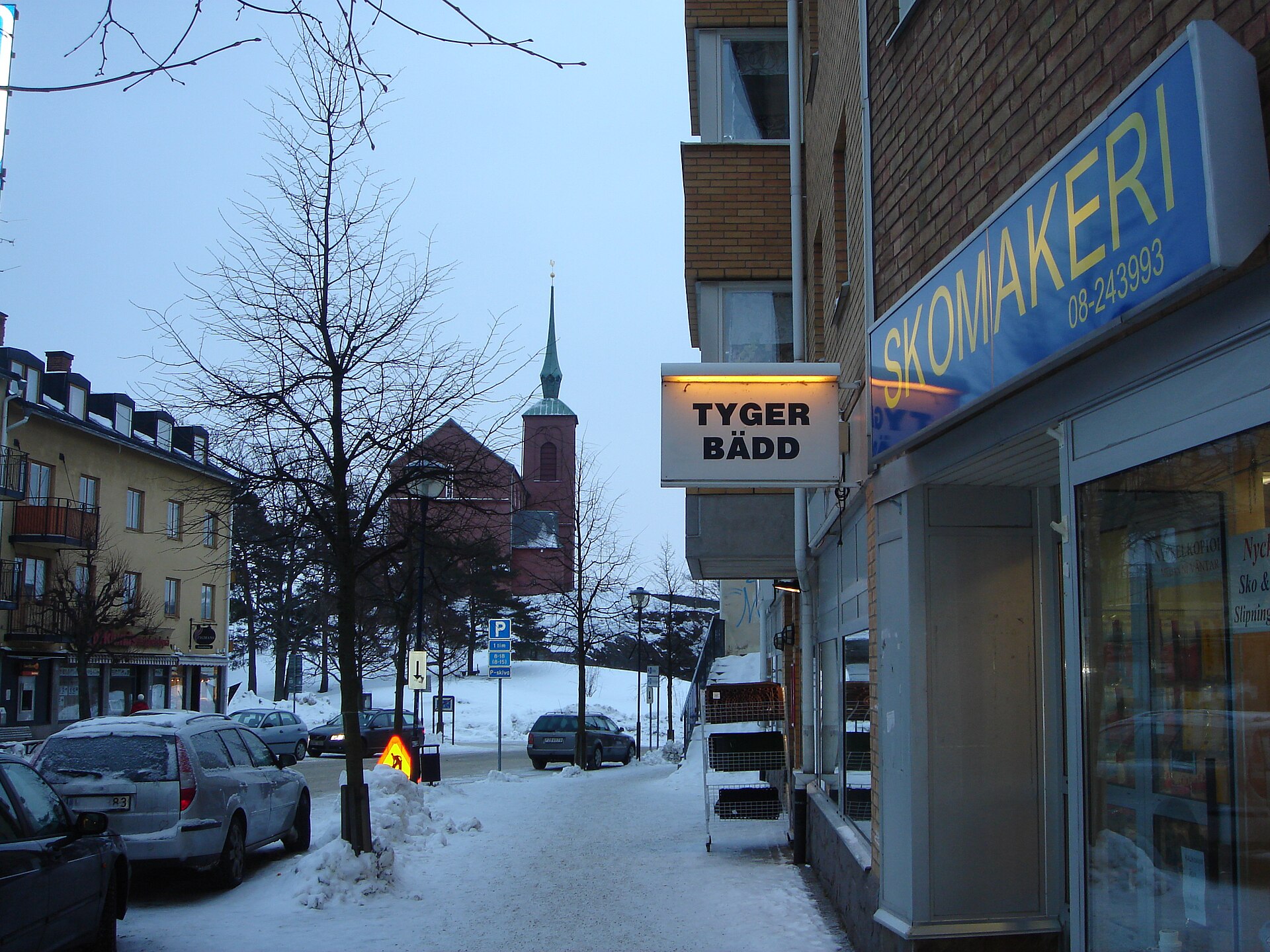 Nynäshamns kyrka, kyrka på höjden mot hamnen.