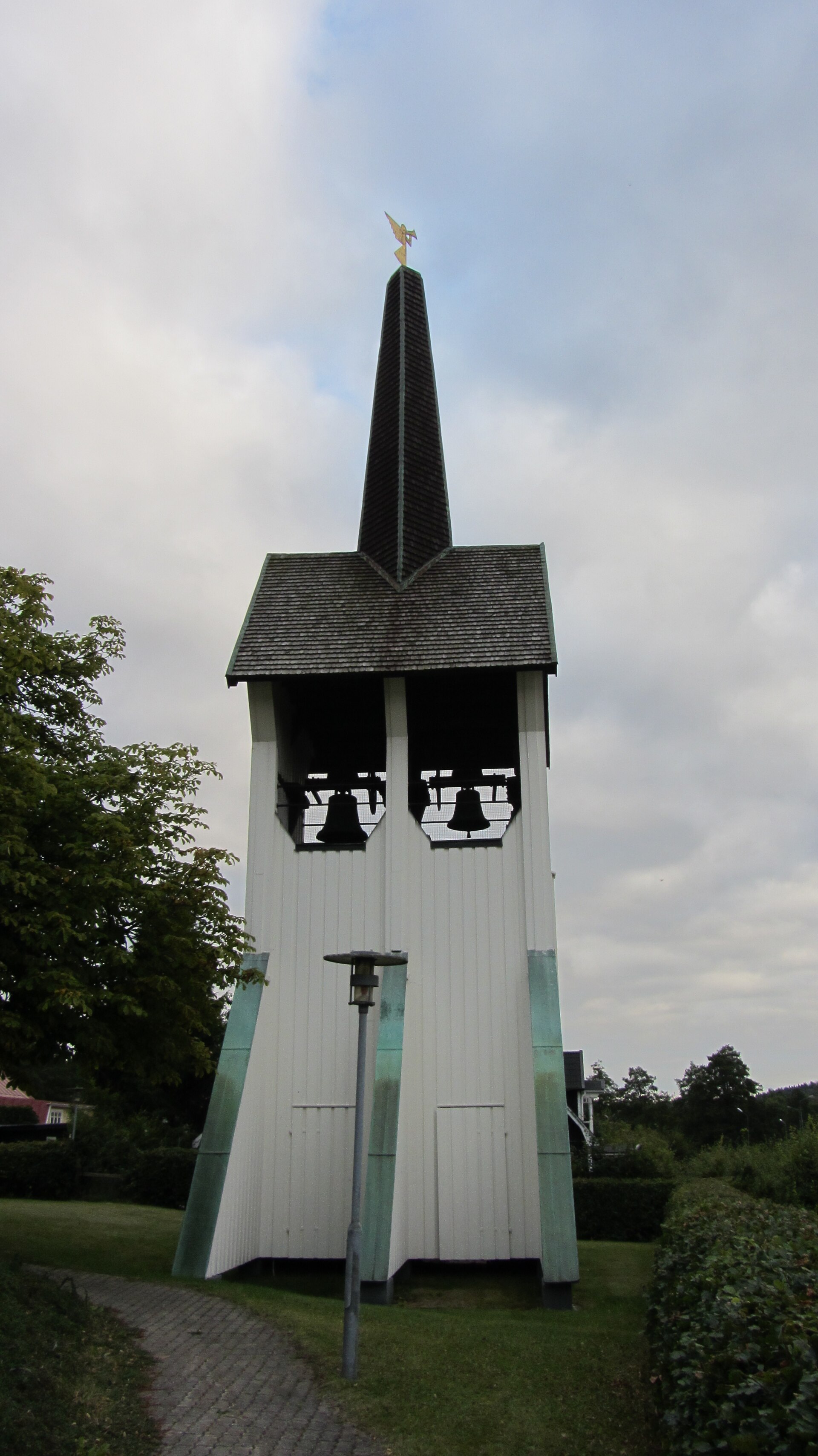 Olofströms kyrka, tegelkyrka med torn.