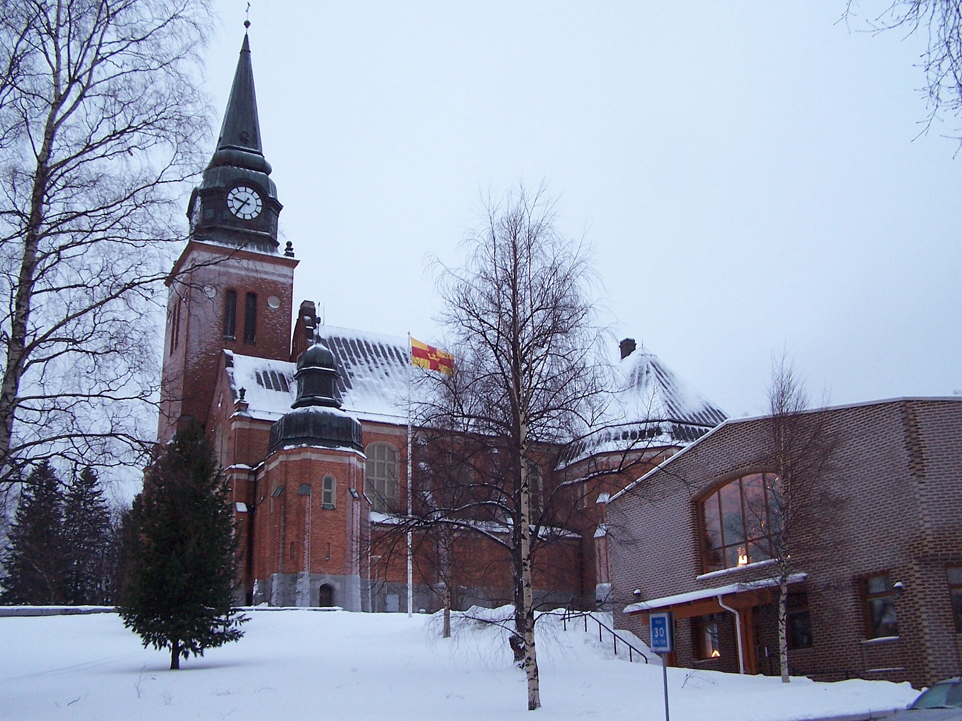 Örnsköldsviks kyrka, tegelkyrka med torn i vinterljus.