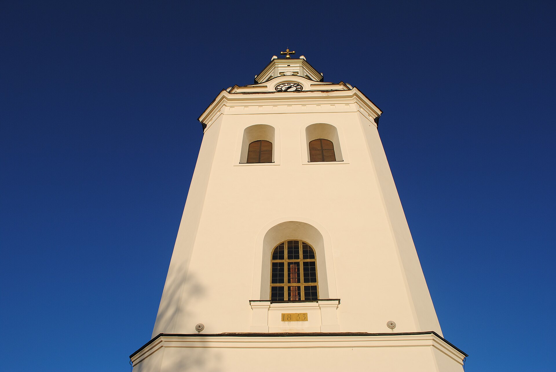 Orsa kyrka, stenkyrka med torn.