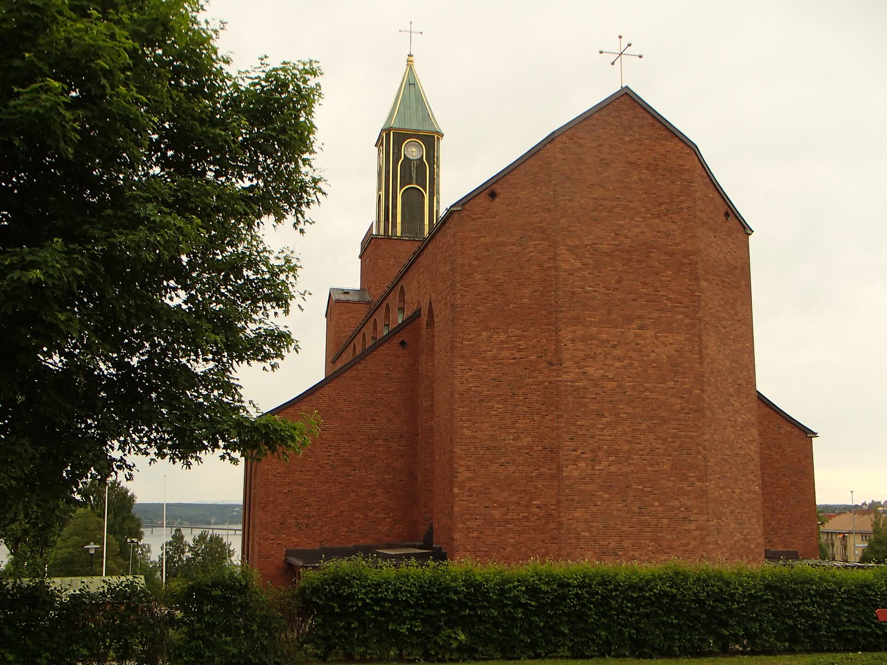 Stora kyrkan i Östersund, tegelkyrka med torn.