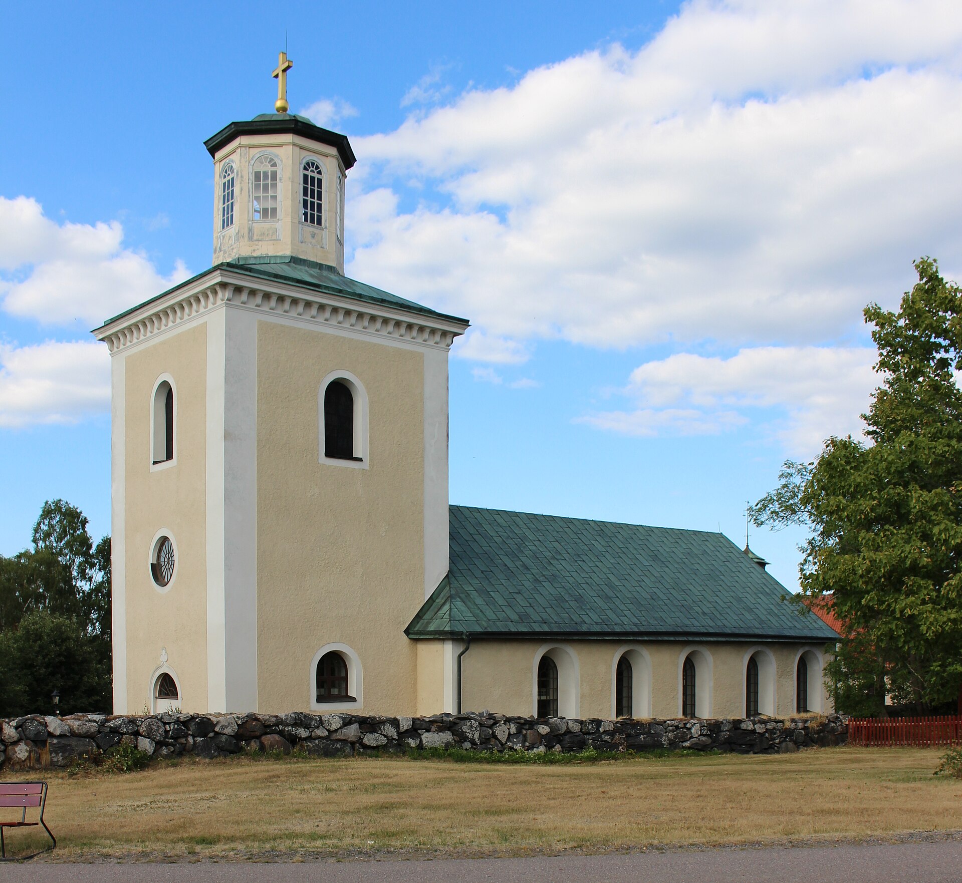 Östhammars kyrka, stenkyrka med torn.