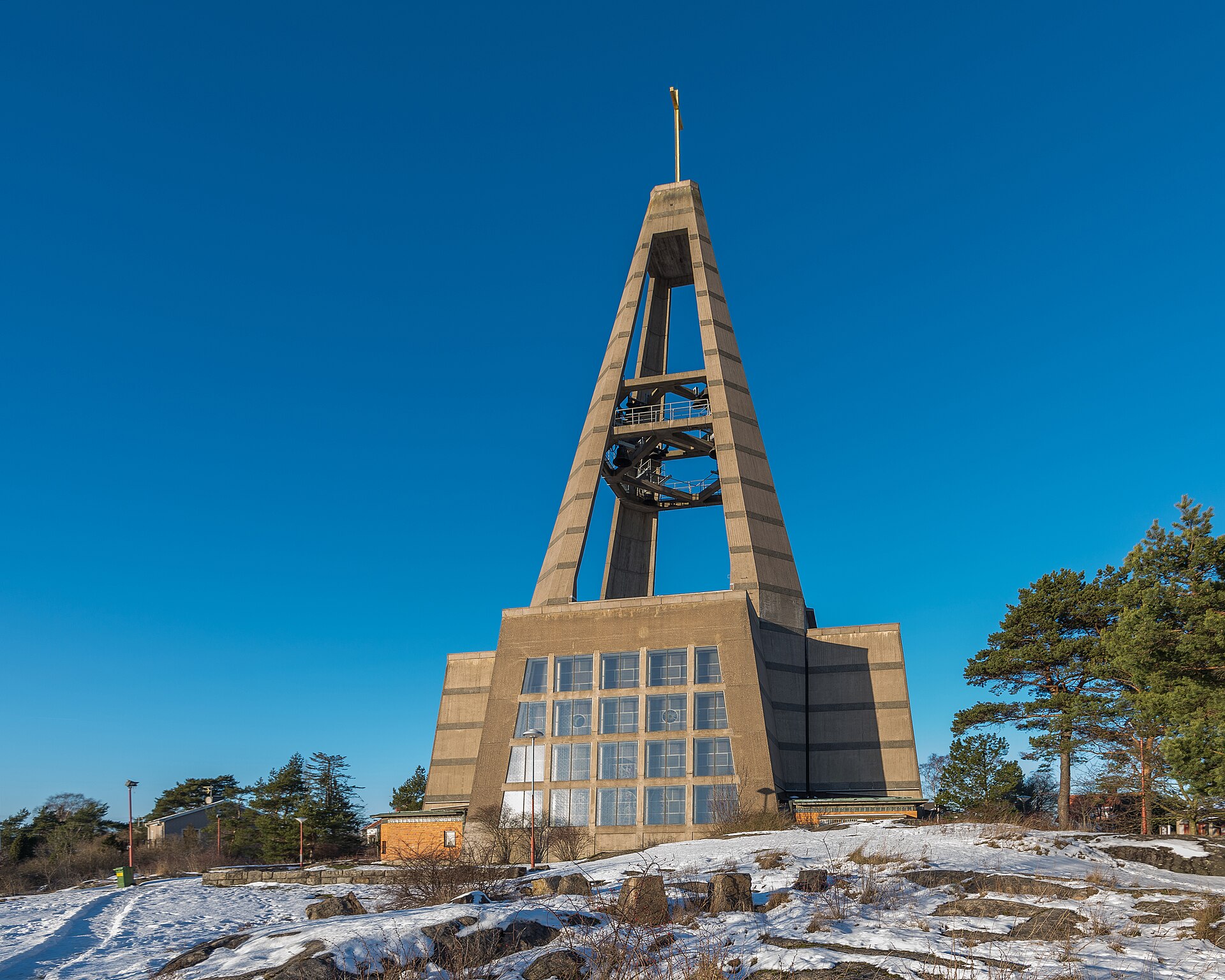 Sankt Botvids kyrka i Oxelösund, tegelkyrka mot vinterhimmel.