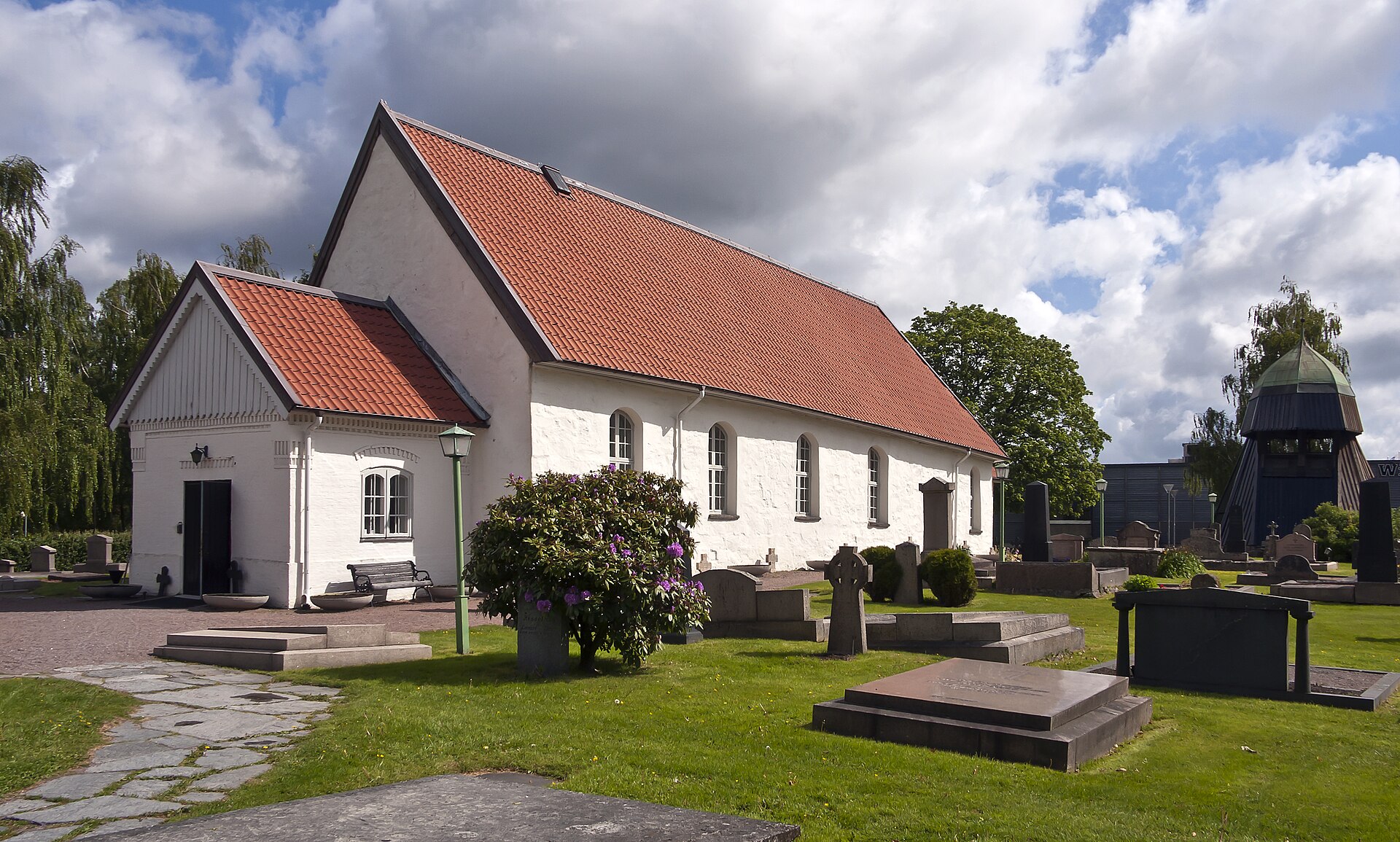 Partille kyrka, stenkyrka med torn.