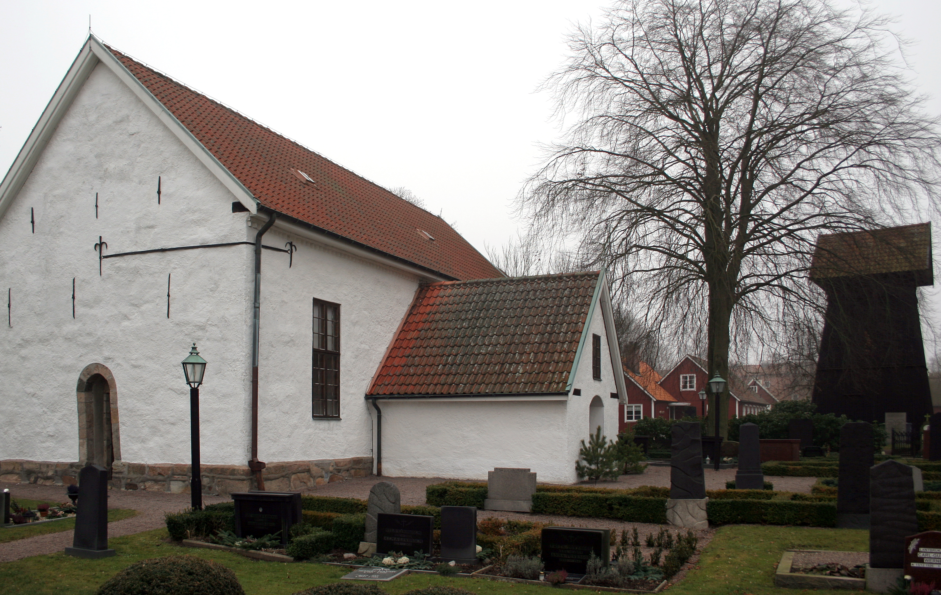 Perstorps kyrka, stenkyrka med torn.