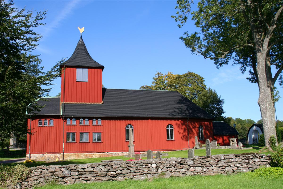 Råda kyrka i Härryda kommun, stenkyrka med torn.