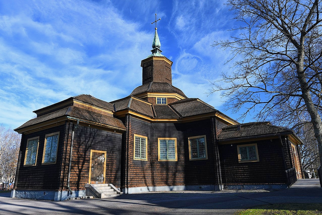 Ramundeboda kyrka i Laxå, tegelkyrka med torn.