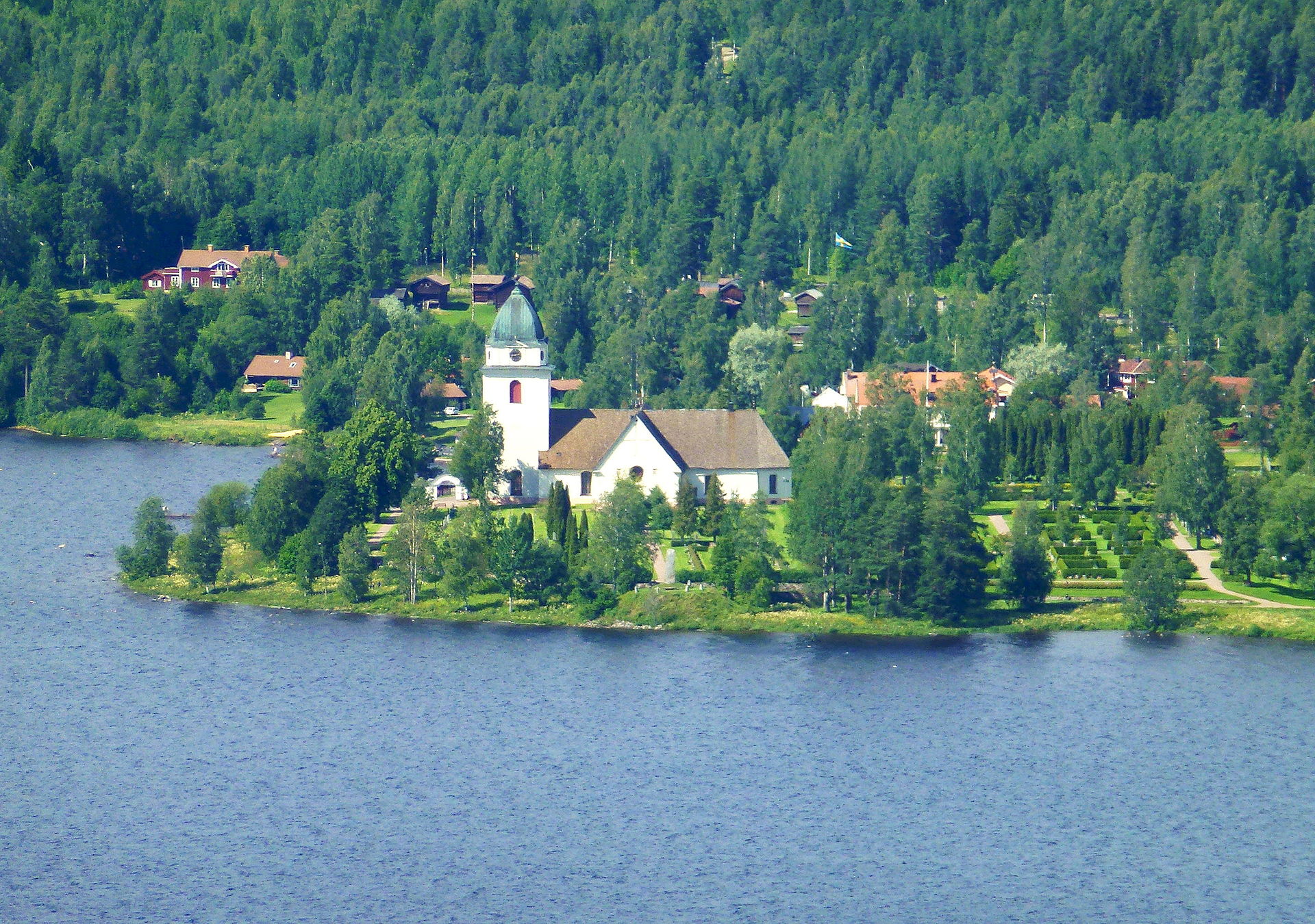 Rättviks kyrka sett från Vidablick, stenkyrka vid Siljan.