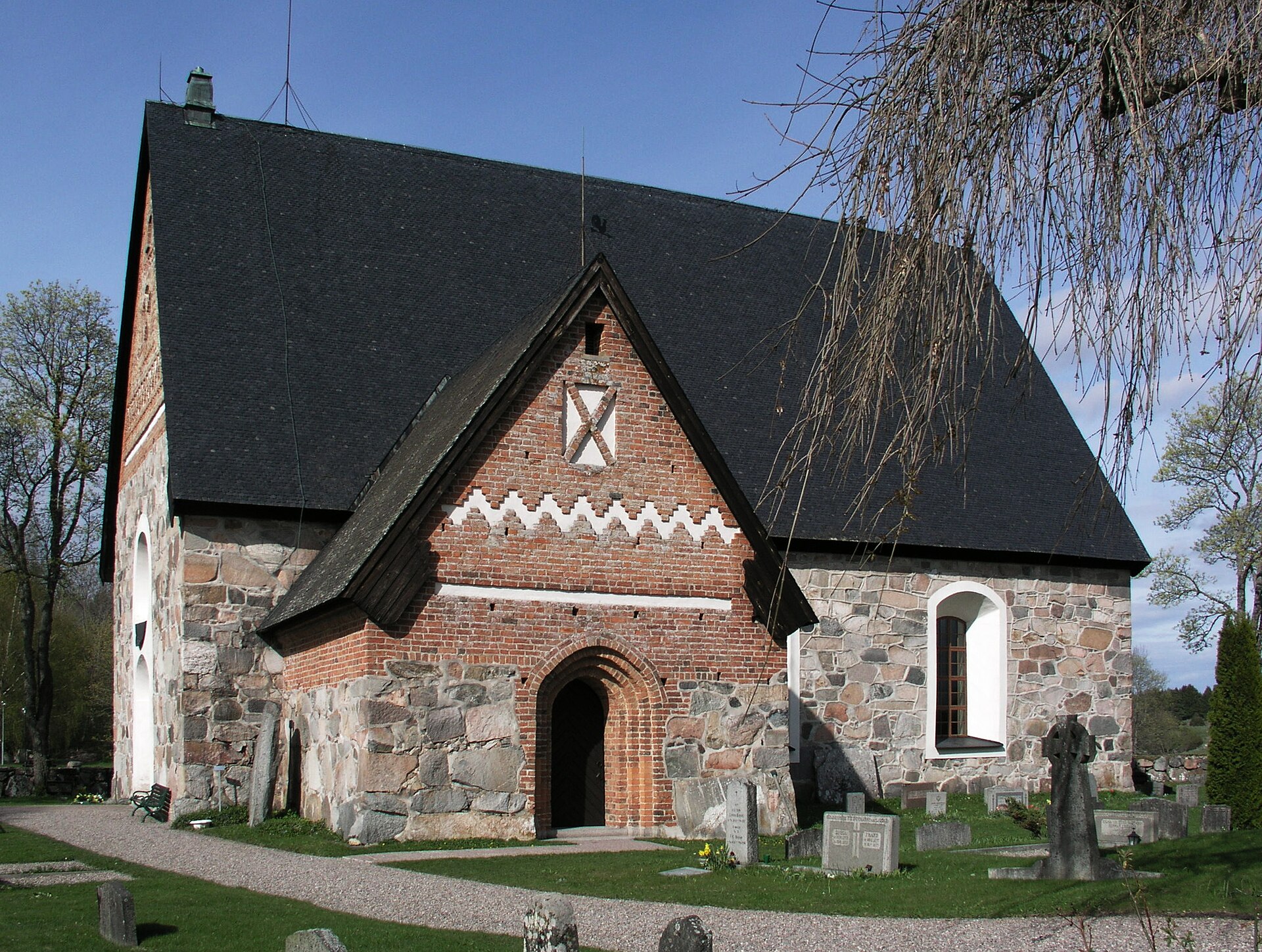 Rimbo kyrka, medeltida kyrka med fristående klocktorn.