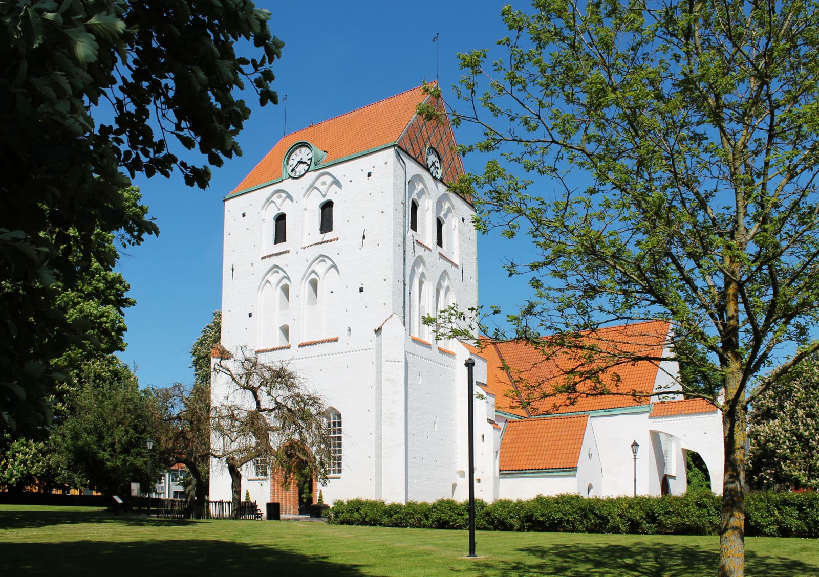 Heliga Kors kyrka i Ronneby, medeltida kyrka med torn.