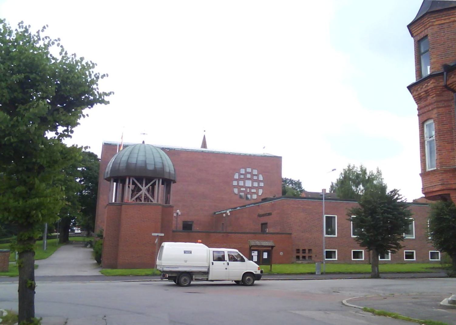 Säffle kyrka, kyrka med torn mot himlen.