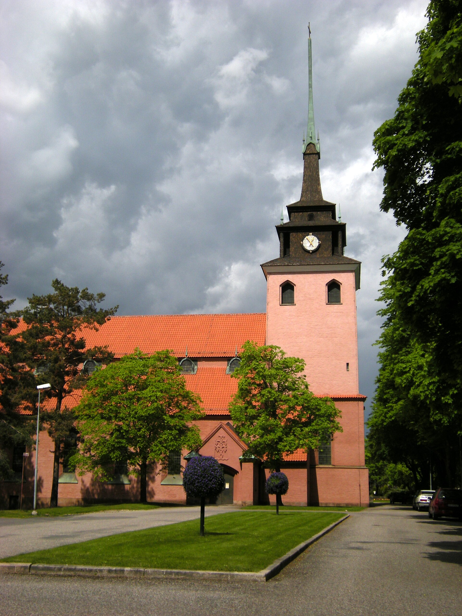 Sandvikens kyrka, tegelkyrka med torn.