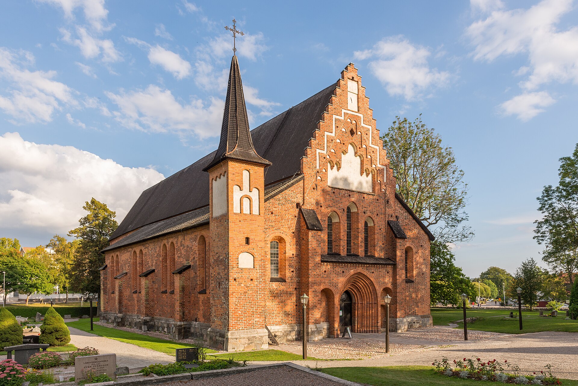 Mariakyrkan i Sigtuna, tegelkyrka med torn.