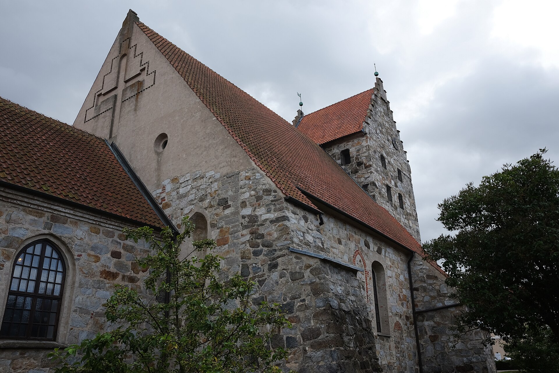 Sankt Nicolai kyrka i Simrishamn, kyrka med torn.