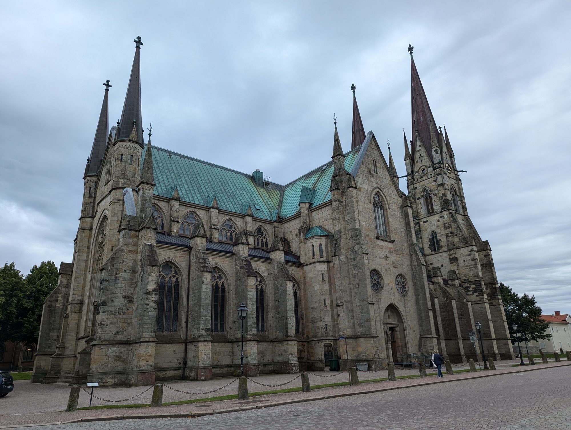 Skara domkyrka, gotisk katedral med två torn.
