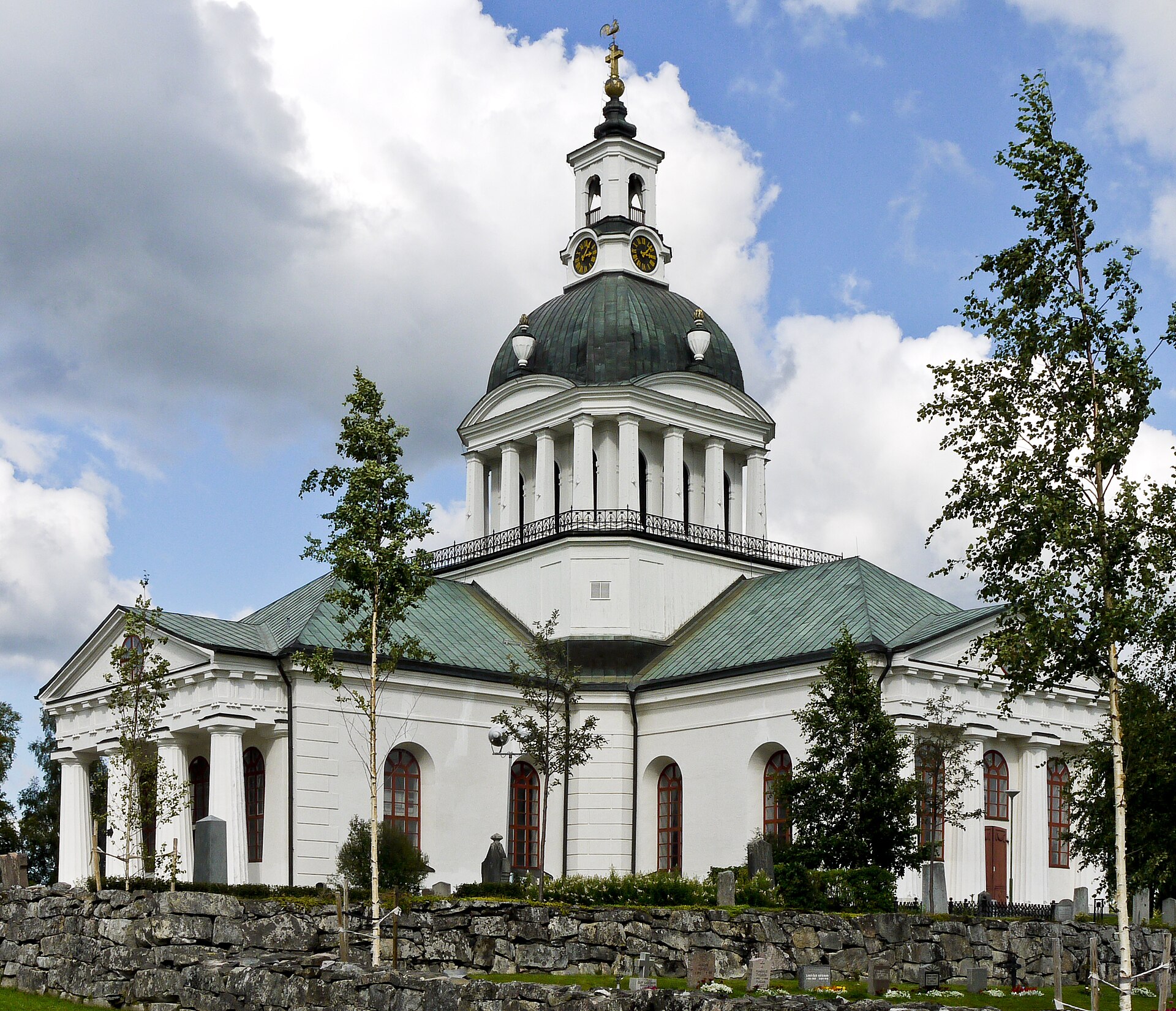 Skellefteå landsförsamlings kyrka, vit korskyrka med torn.