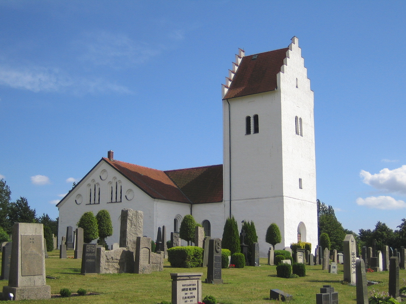 Skurups kyrka från norr, stenkyrka med torn.