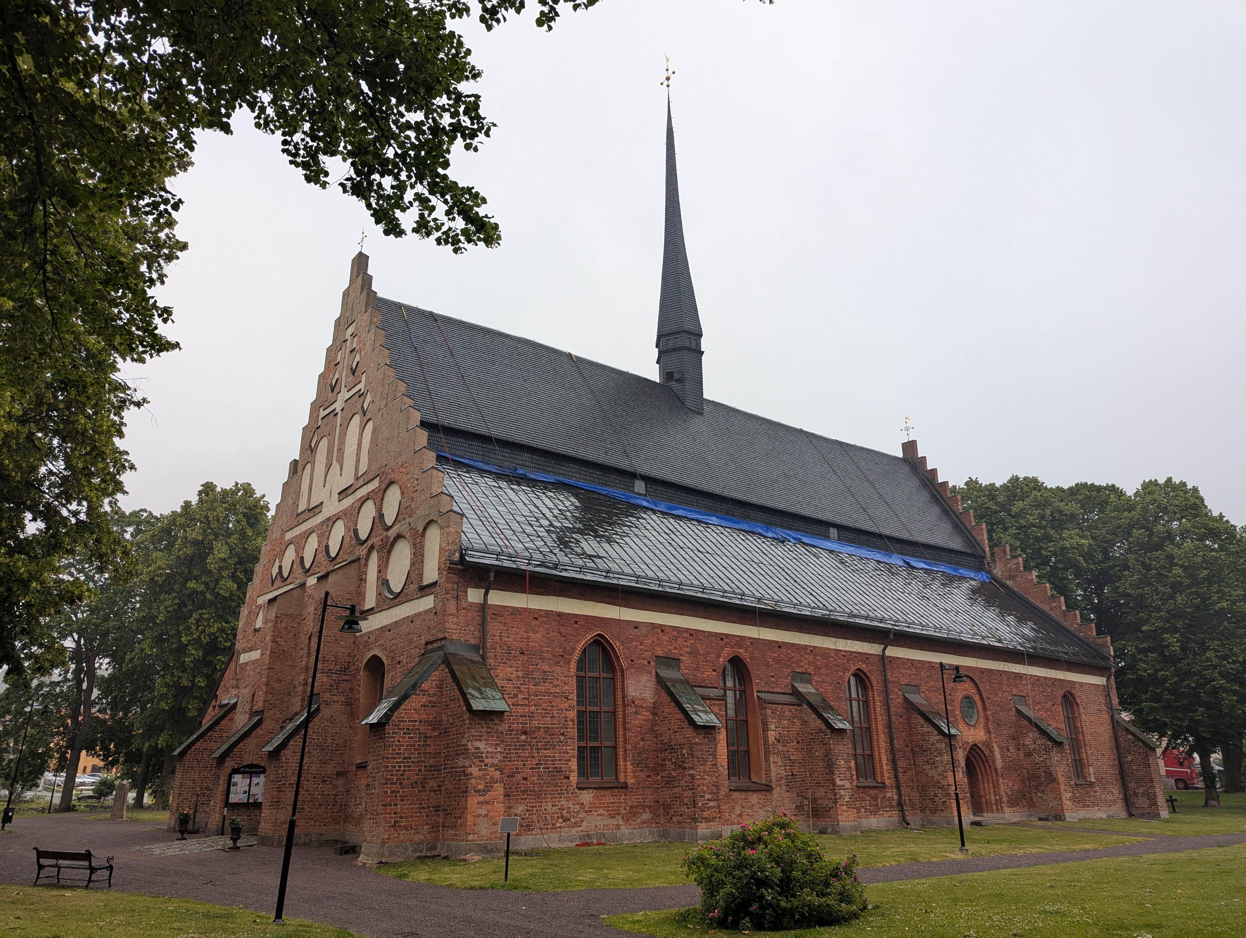 Sankt Laurentii kyrka i Söderköping, stenkyrka med torn.