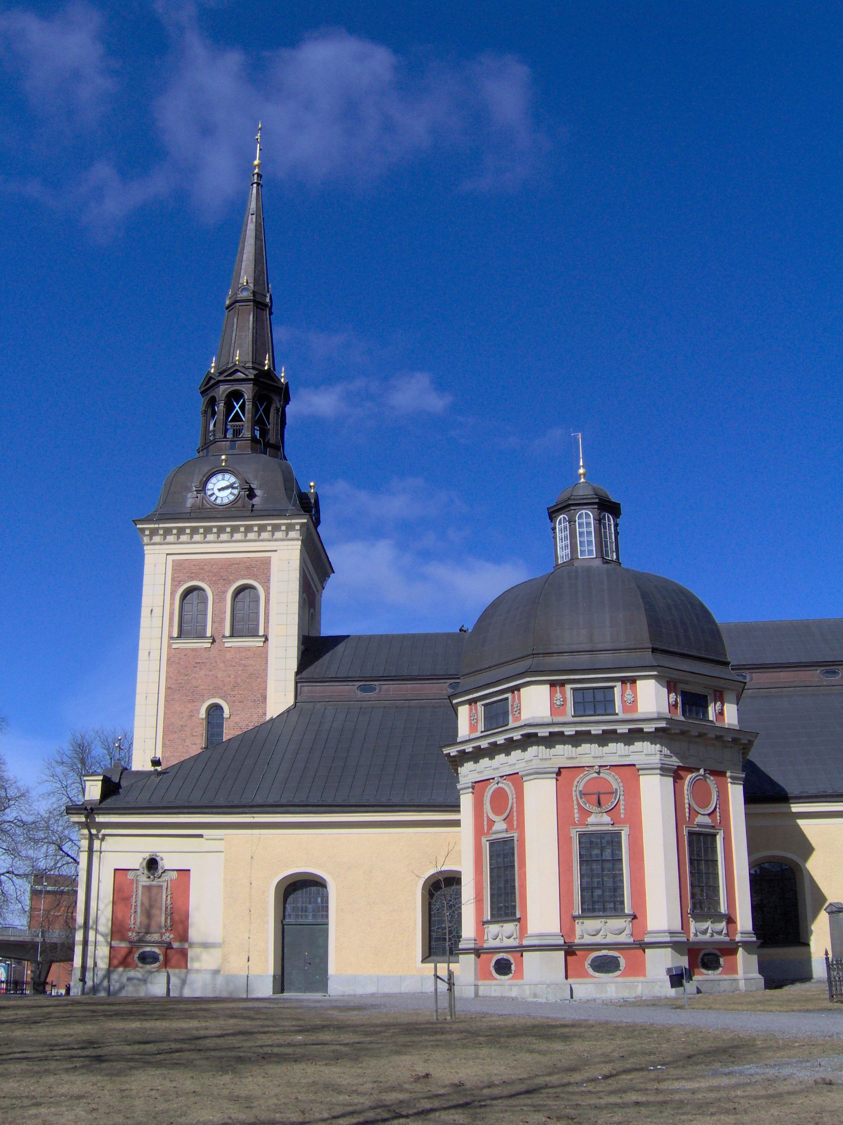 Sankta Ragnhilds kyrka i Södertälje, tegel och torn.