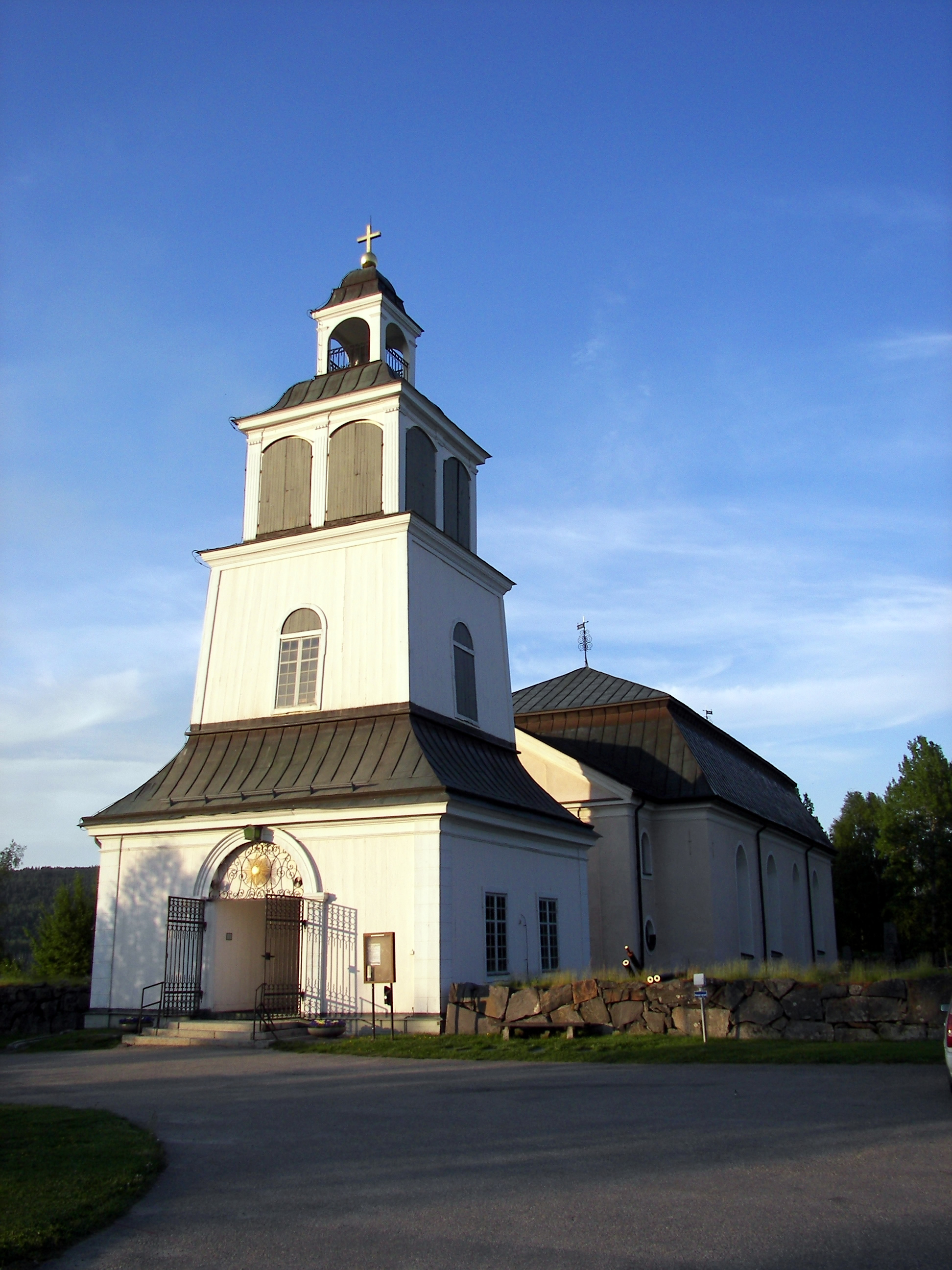 Sollefteå kyrka, stenkyrka med torn.