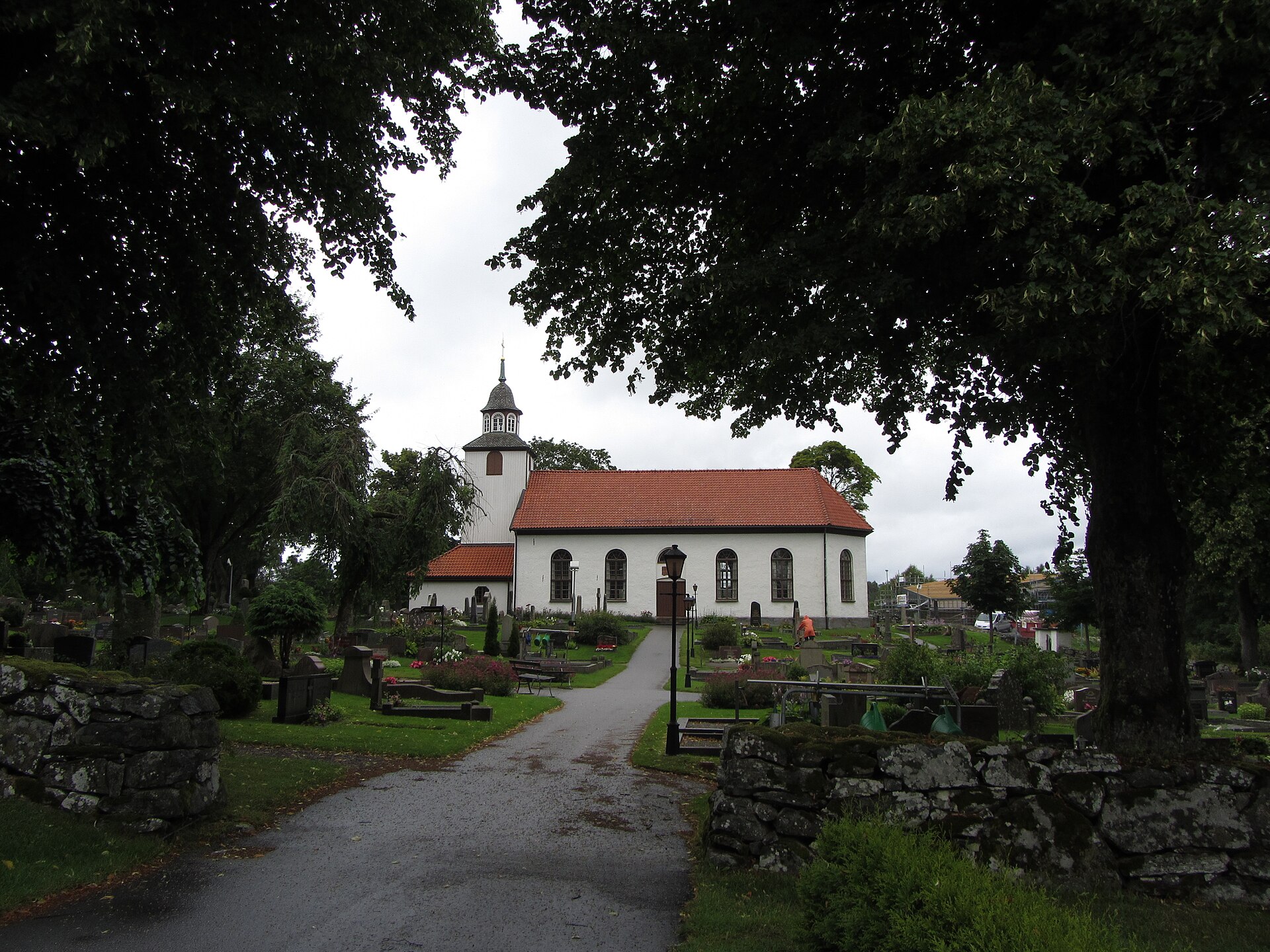 Norums kyrka i Stenungsund, vit kyrka med torn.