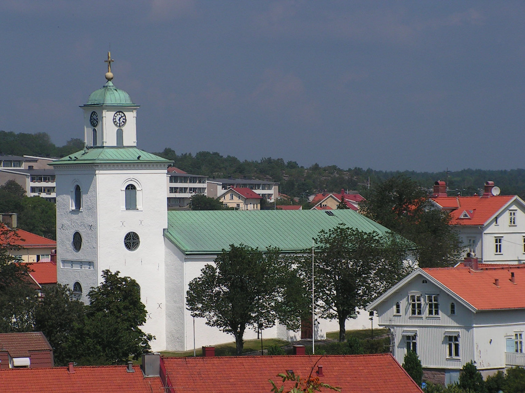 Strömstads kyrka, vit kyrka med torn.