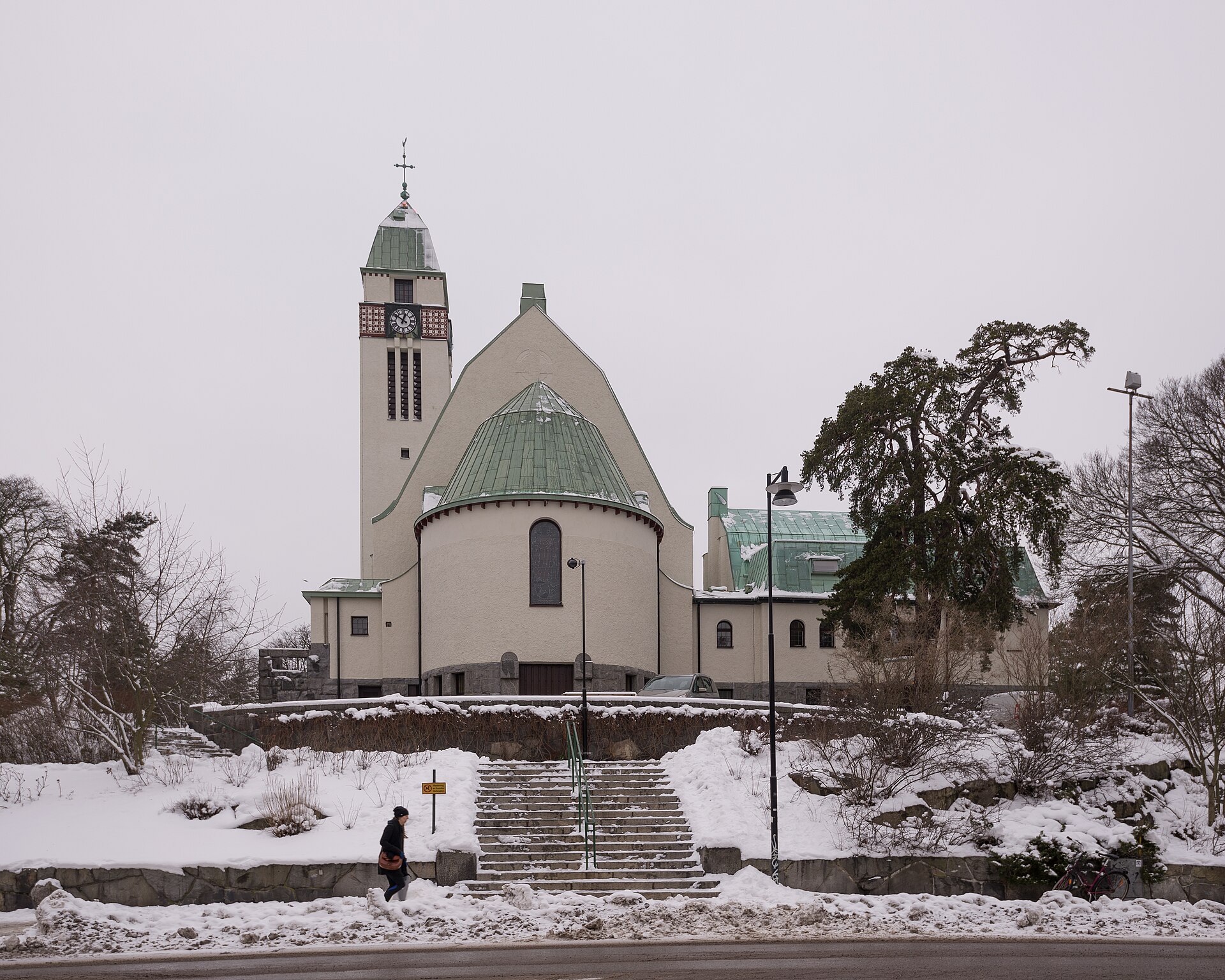 Sundbybergs kyrka, tegelkyrka med torn en vinterdag.
