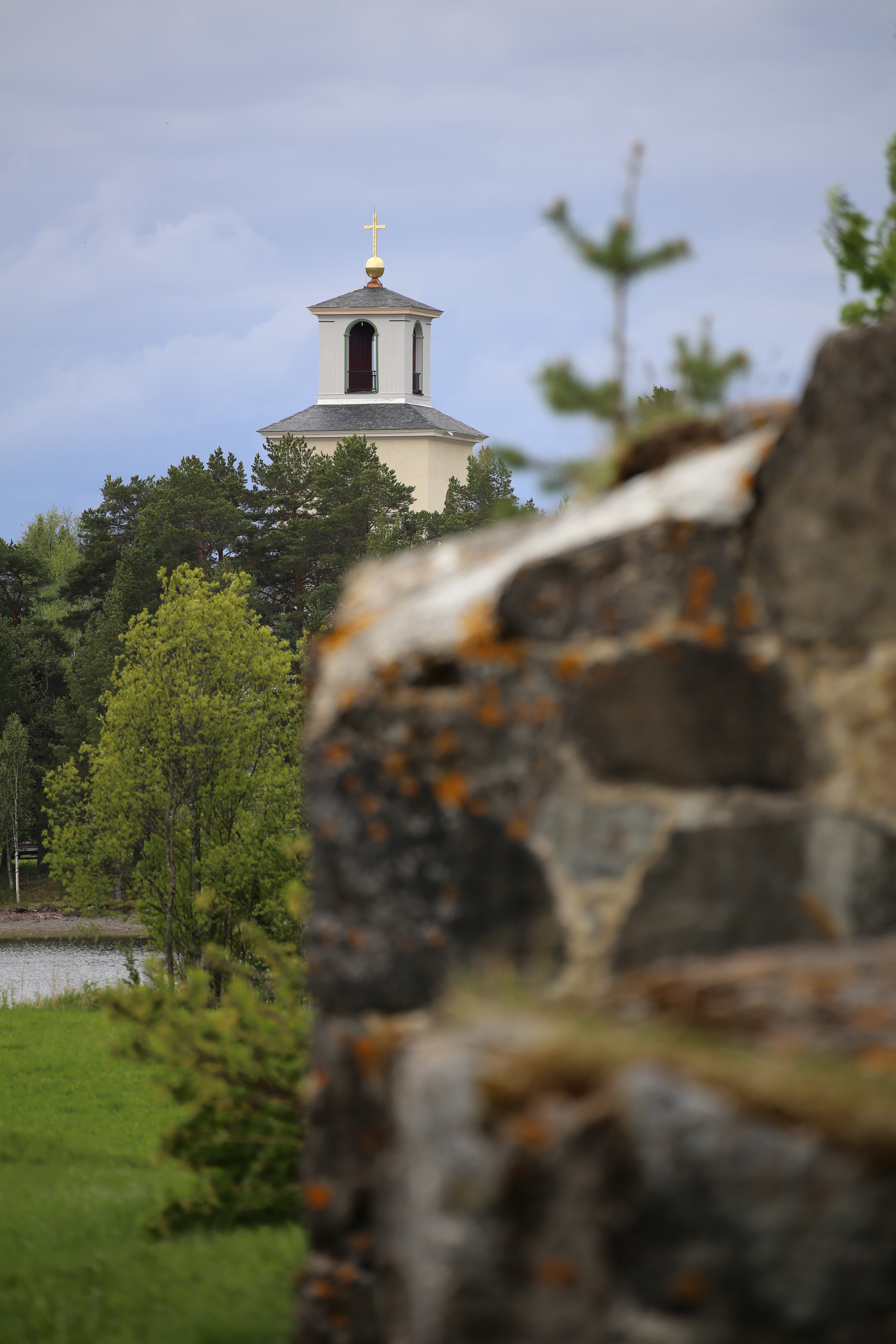 Sunne kyrka i Värmland, stenkyrka med torn.