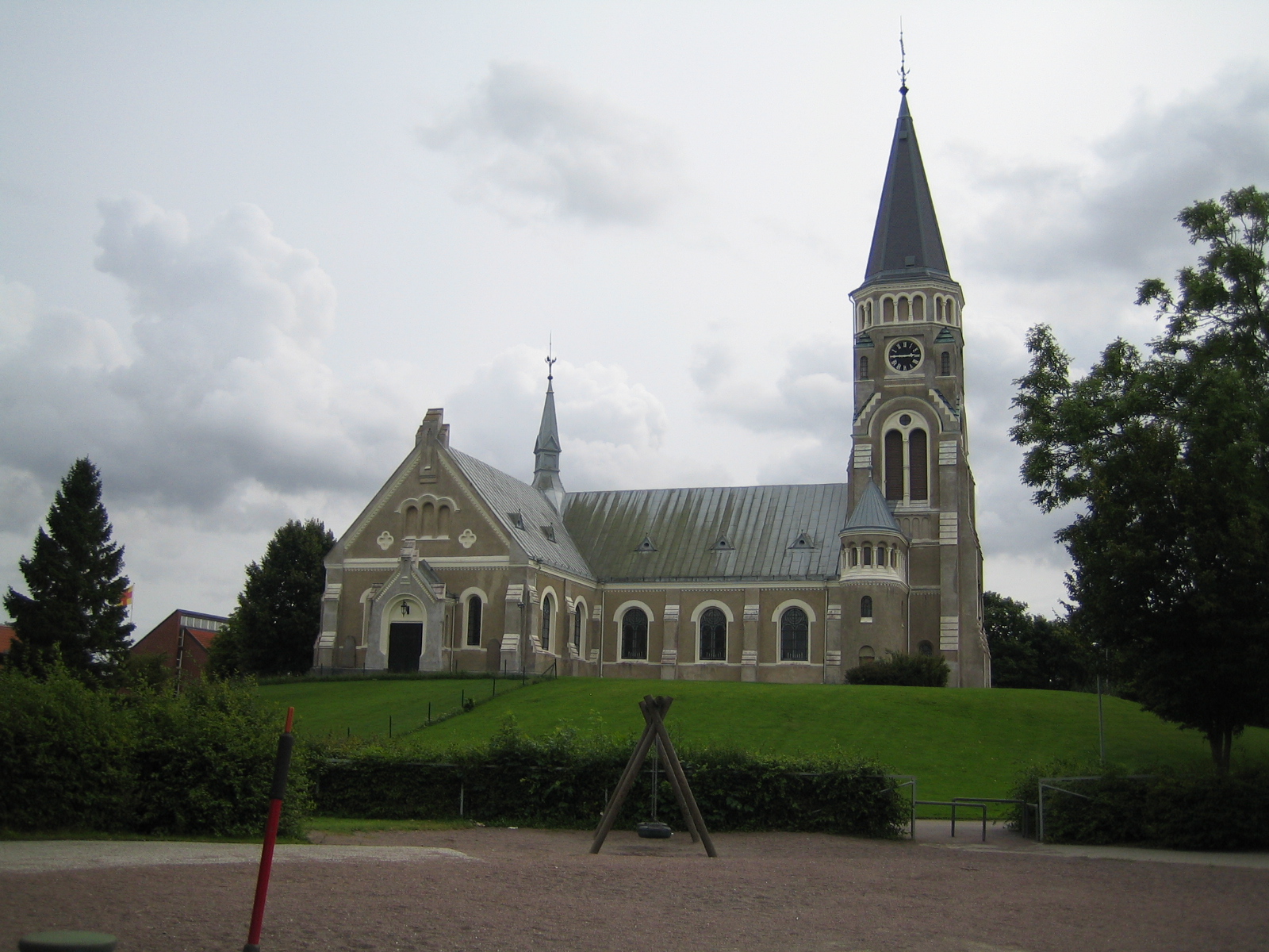 Svedala kyrka, stenkyrka med torn.