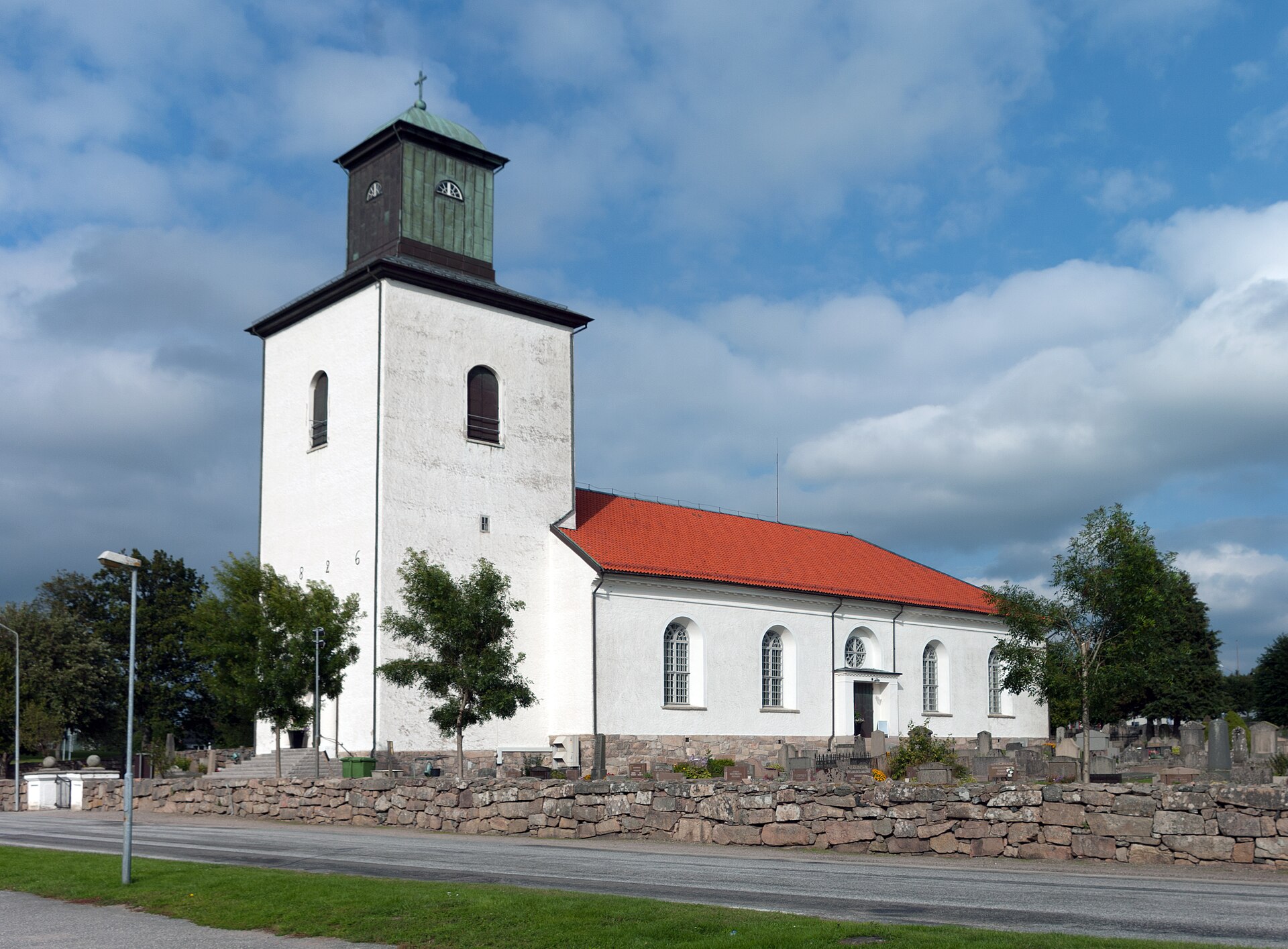Tanums kyrka, stenkyrka med torn.