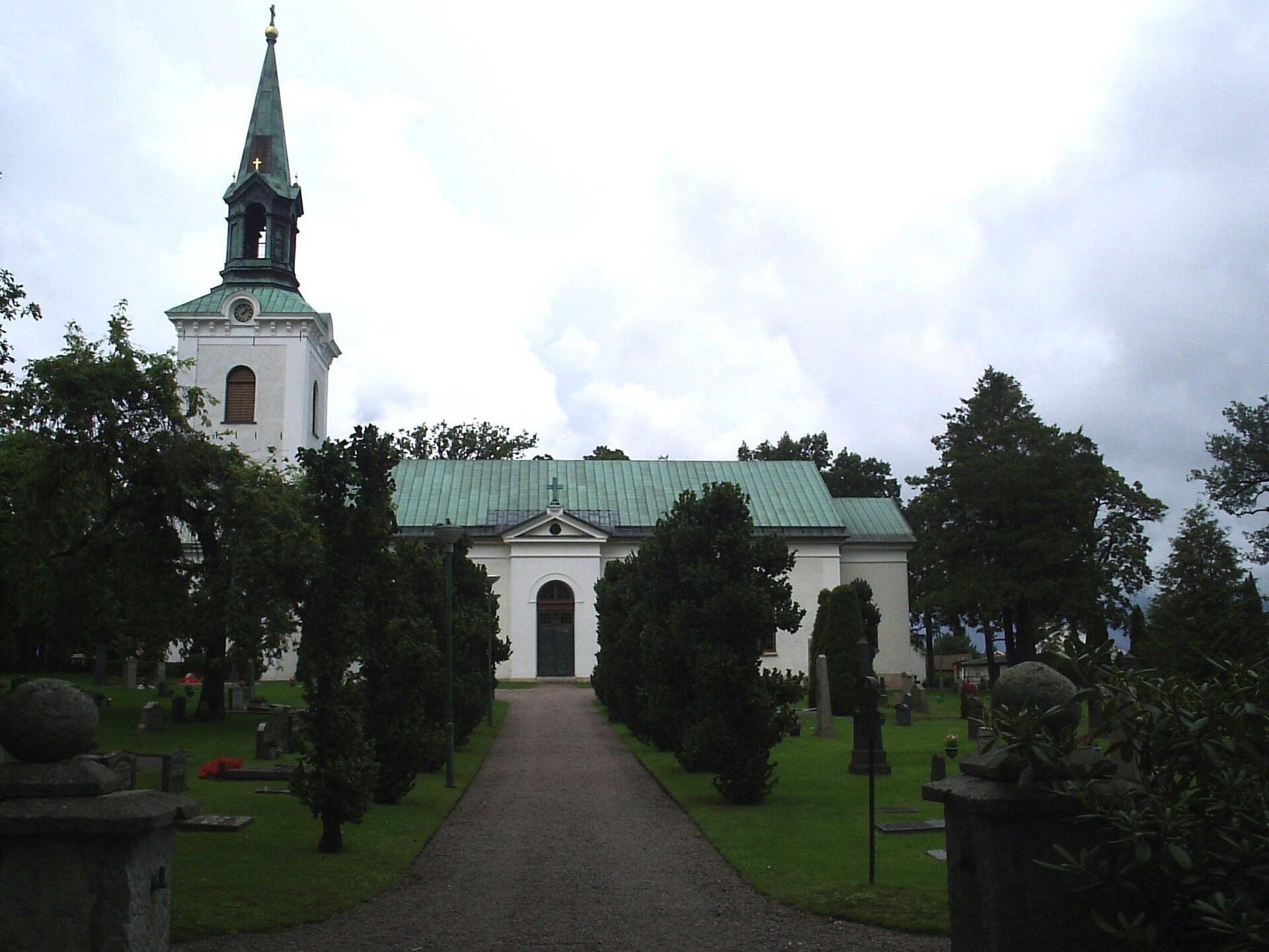 Tidaholms kyrka, stenkyrka med torn.