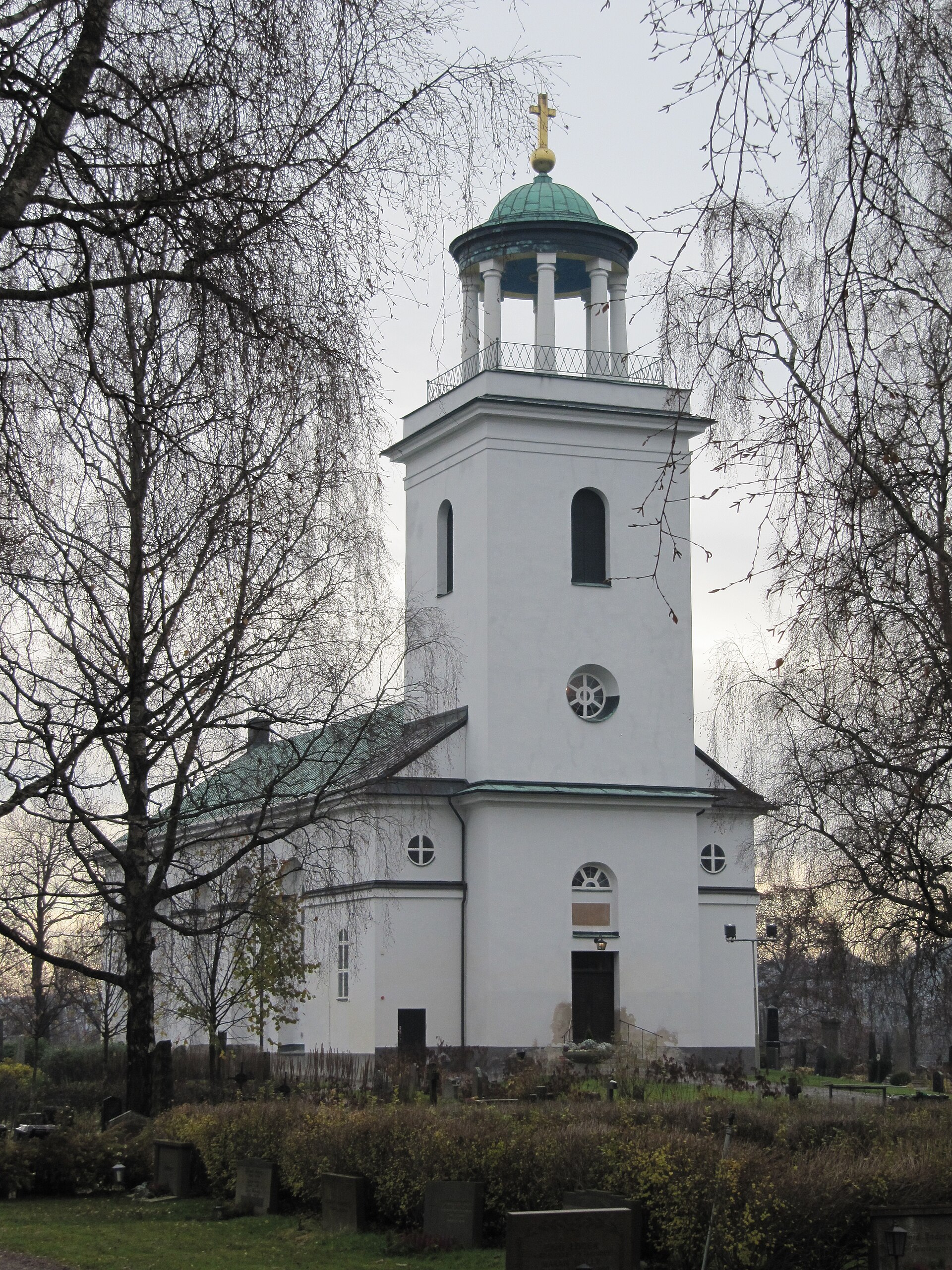 Timrå kyrka, stenkyrka med torn.