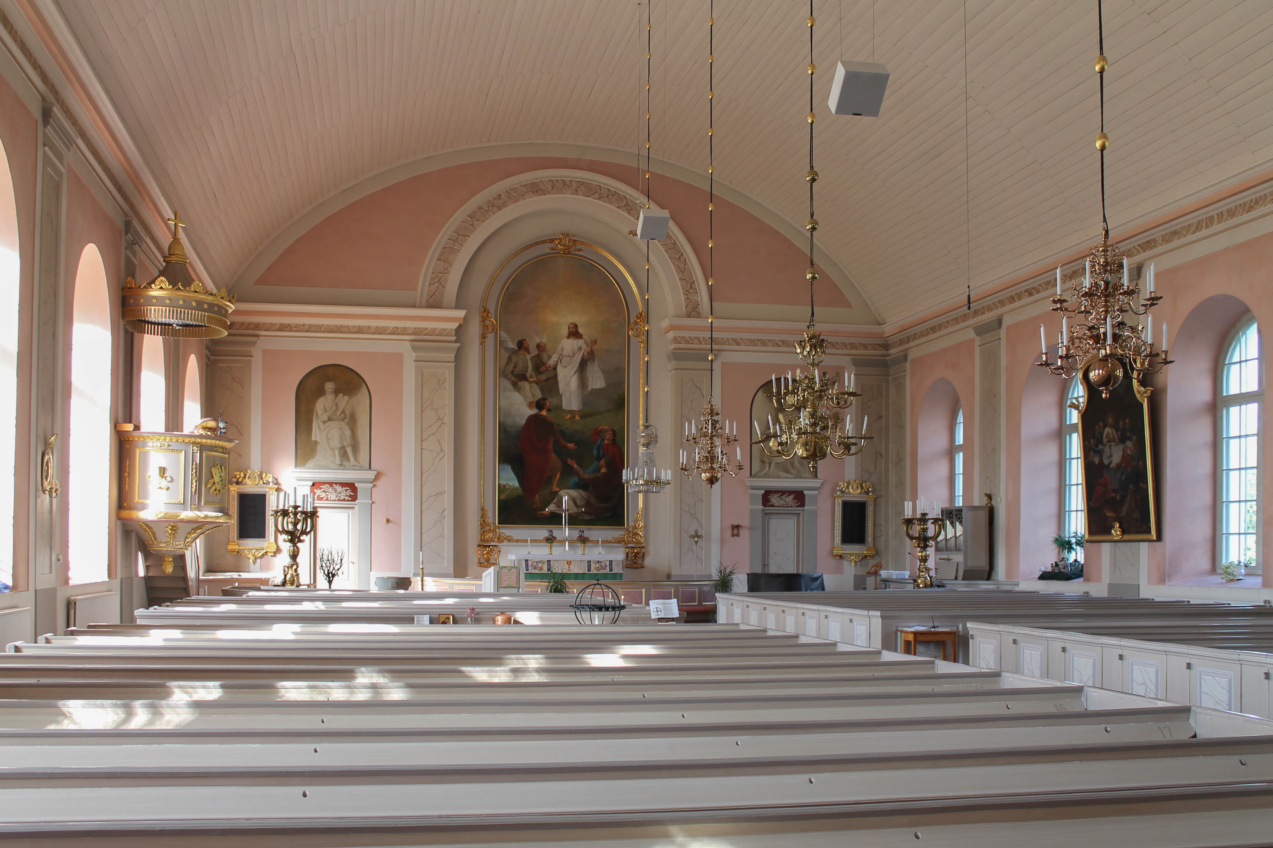 Tingsås kyrka i Tingsryd, vit kyrka med svart tak och torn.
