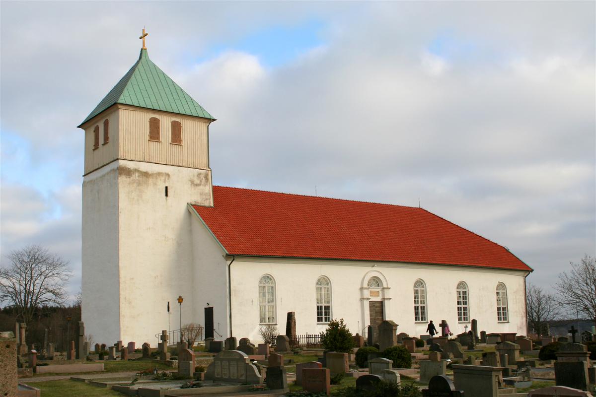 Torsby kyrka, stenkyrka med torn.