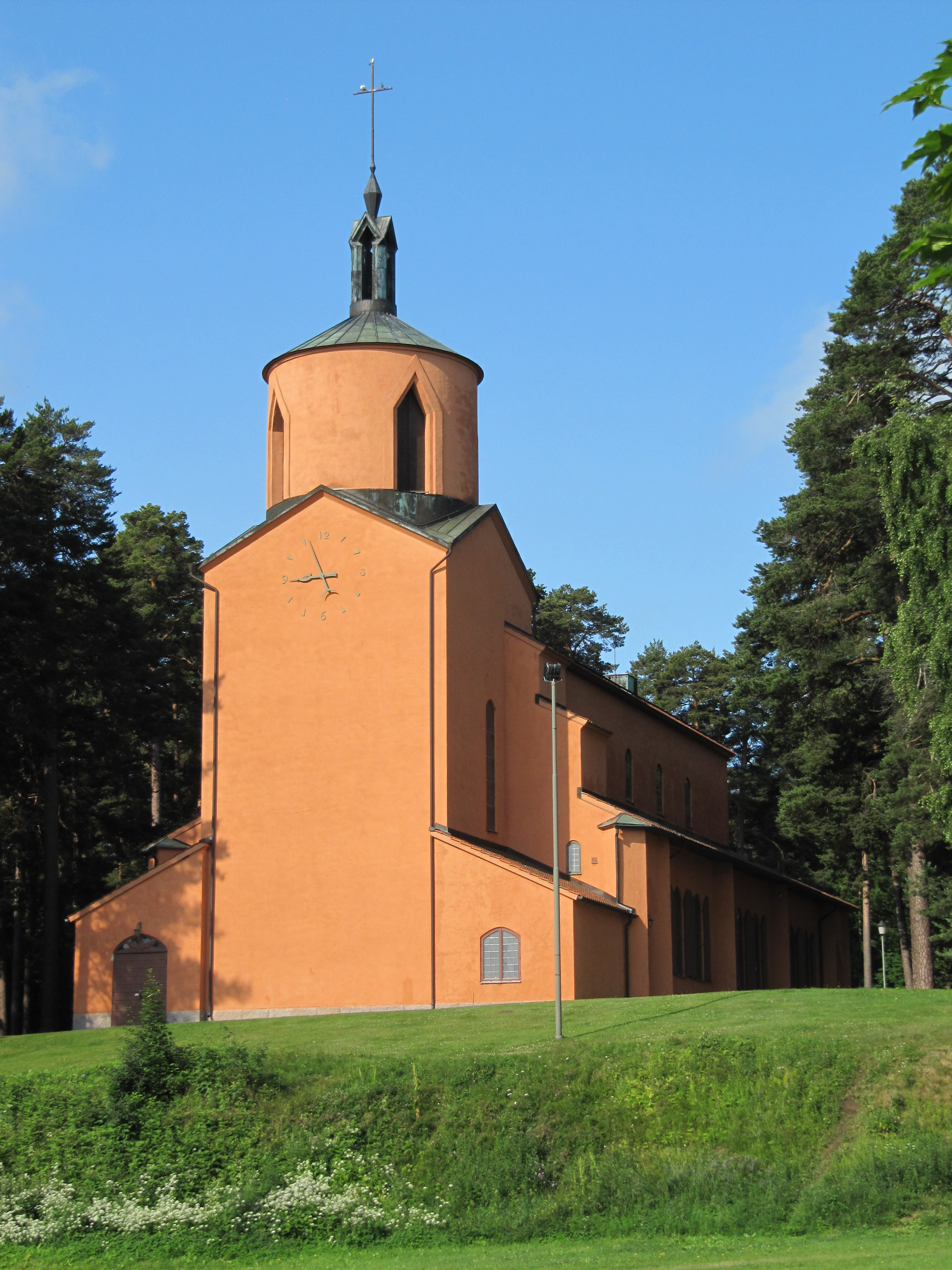 Tranås kyrka, stenkyrka med torn.