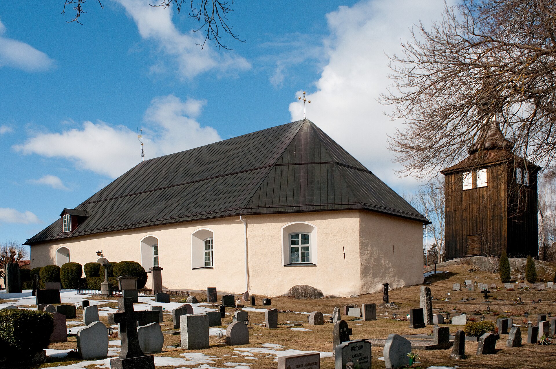 Trosa stads kyrka, tegelkyrka med torn i april.