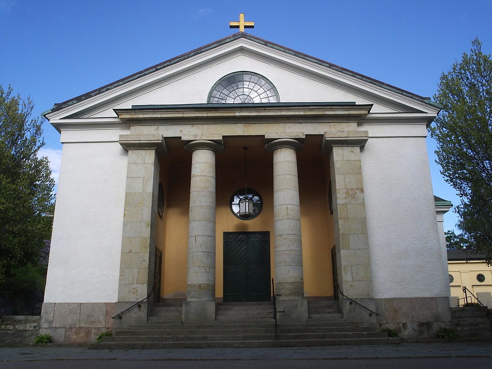 Uddevalla kyrka, huvudingången mot torget.