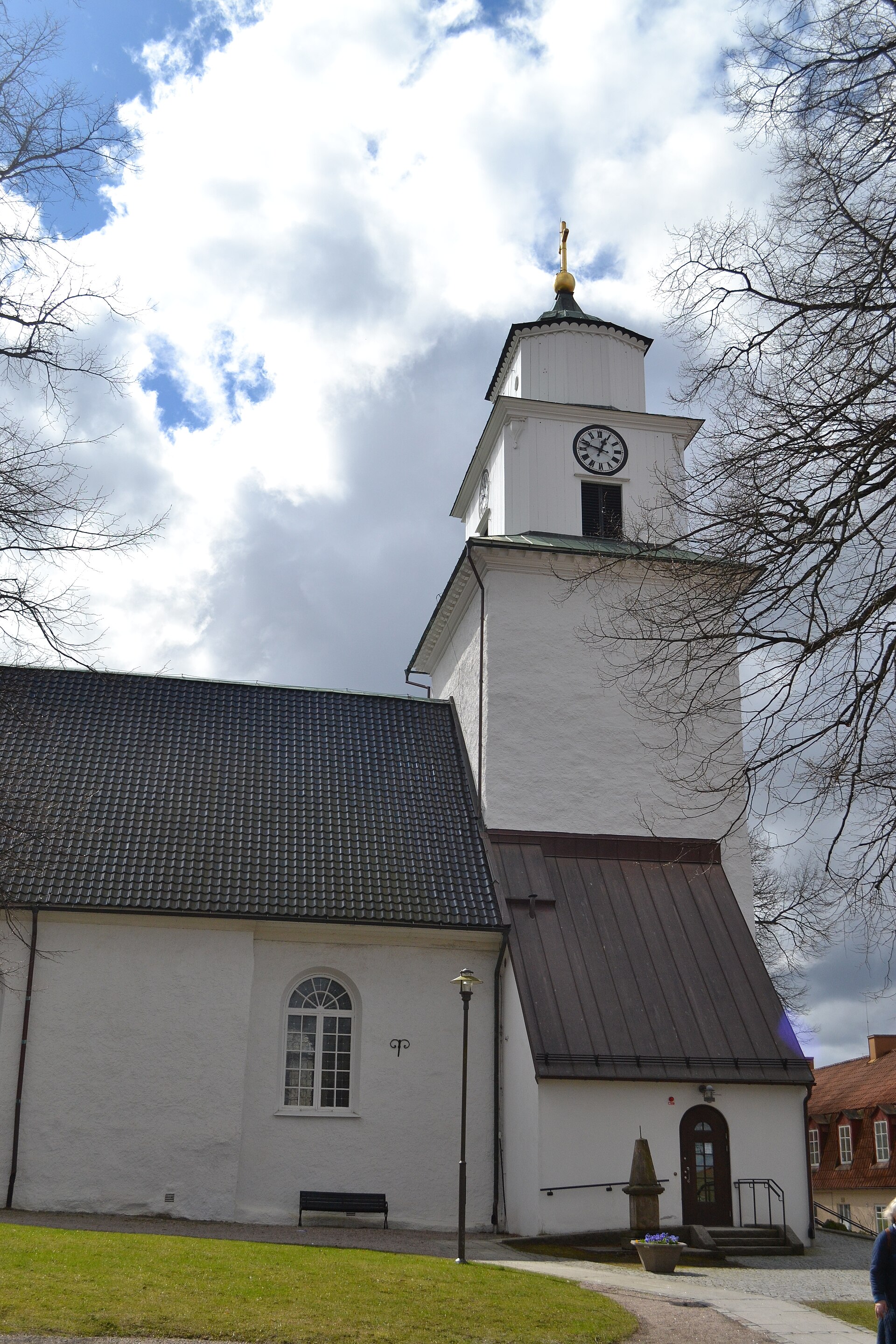 Ulricehamns kyrka, vit kyrka med torn.